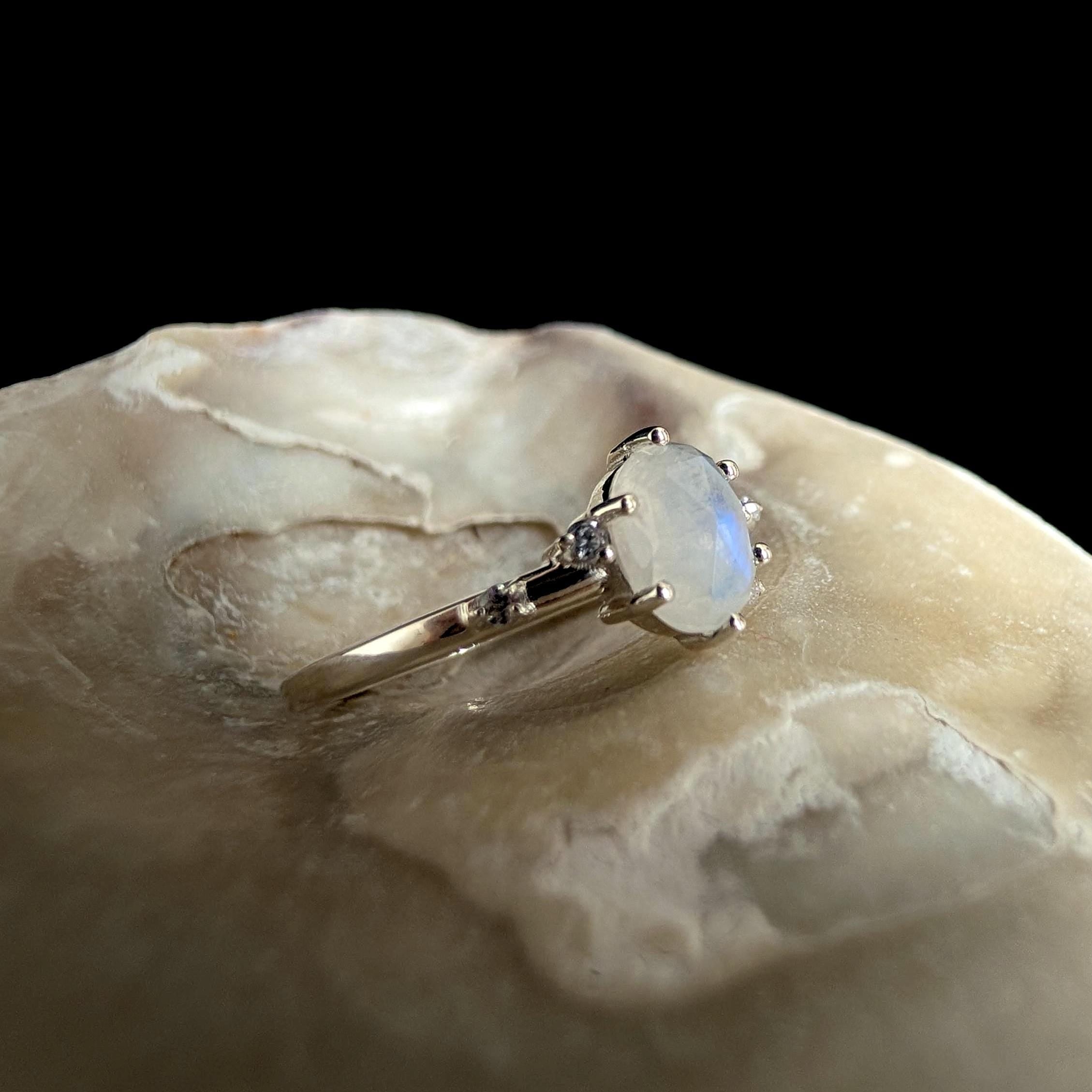 Oval rainbow moonstone and white topaz ring | 925 Sterling Silver