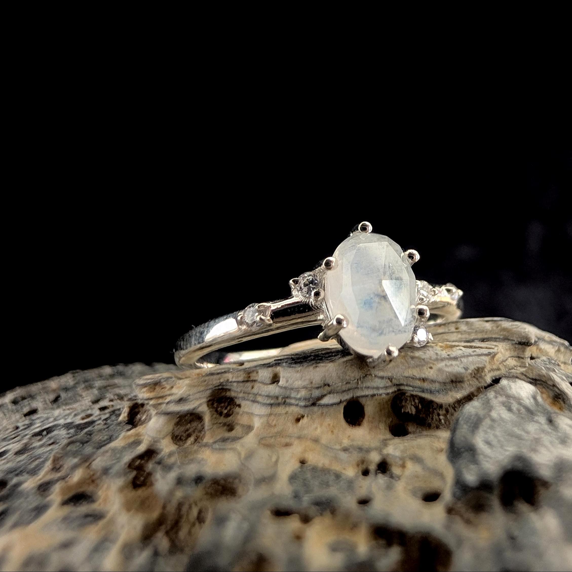 Oval rainbow moonstone and white topaz ring | 925 Sterling Silver