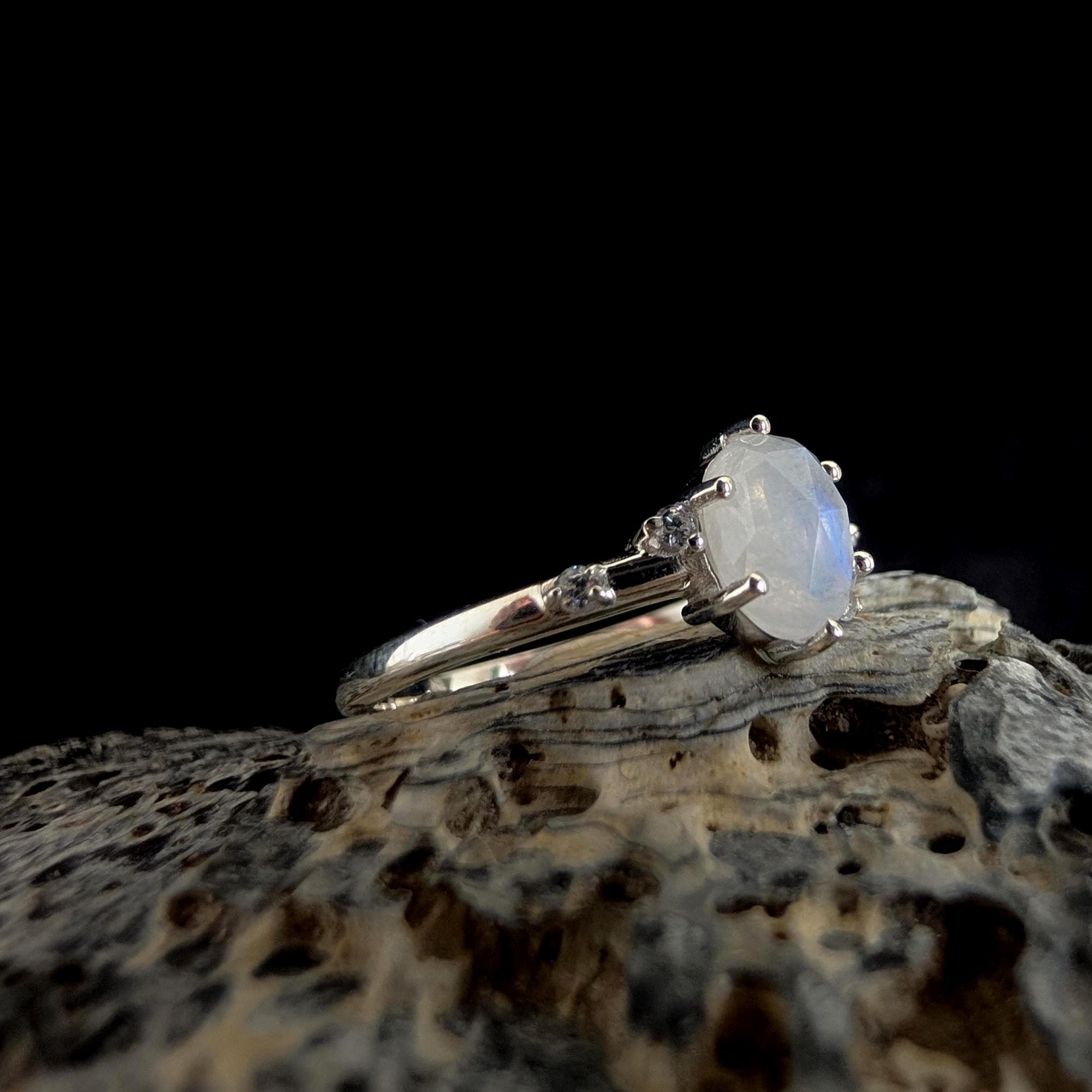 Oval rainbow moonstone and white topaz ring | 925 Sterling Silver