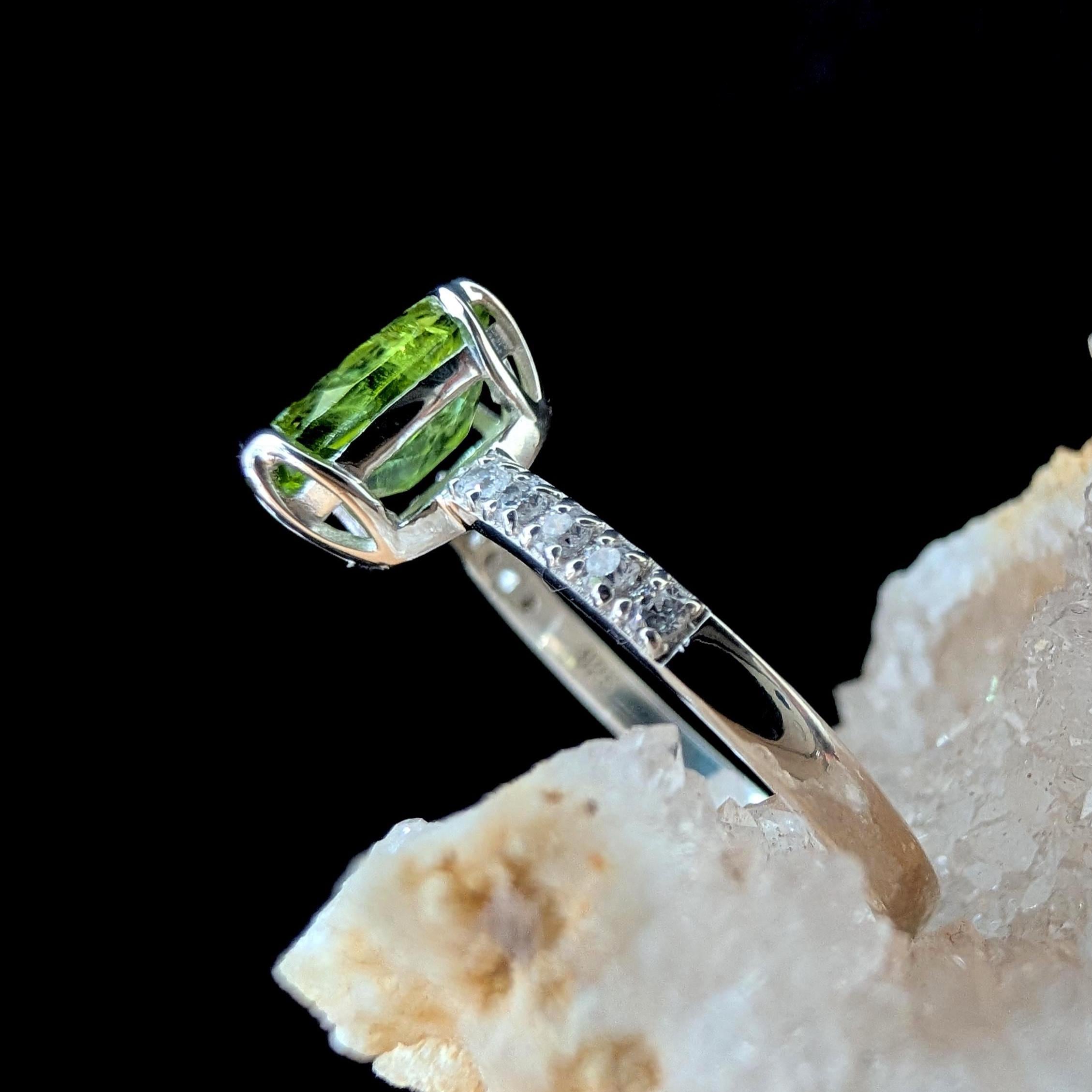 August birthstone peridot ring | 925 Sterling Silver