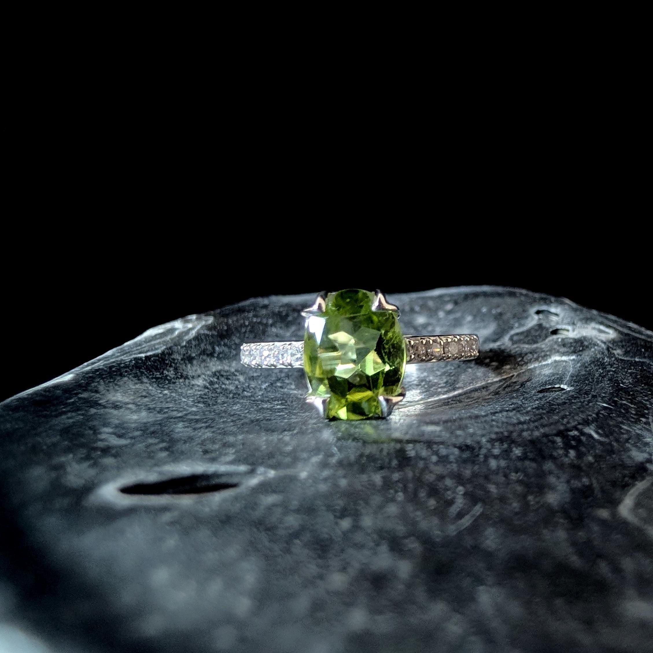 August birthstone peridot ring | 925 Sterling Silver