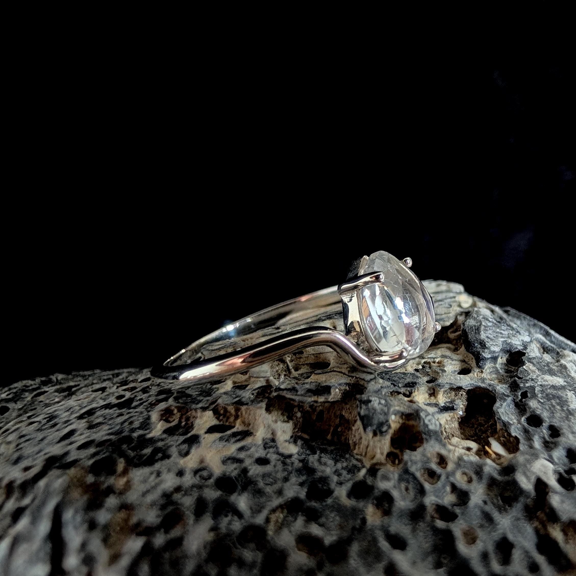 Pear cut rainbow moonstone ring | 925 Sterling Silver