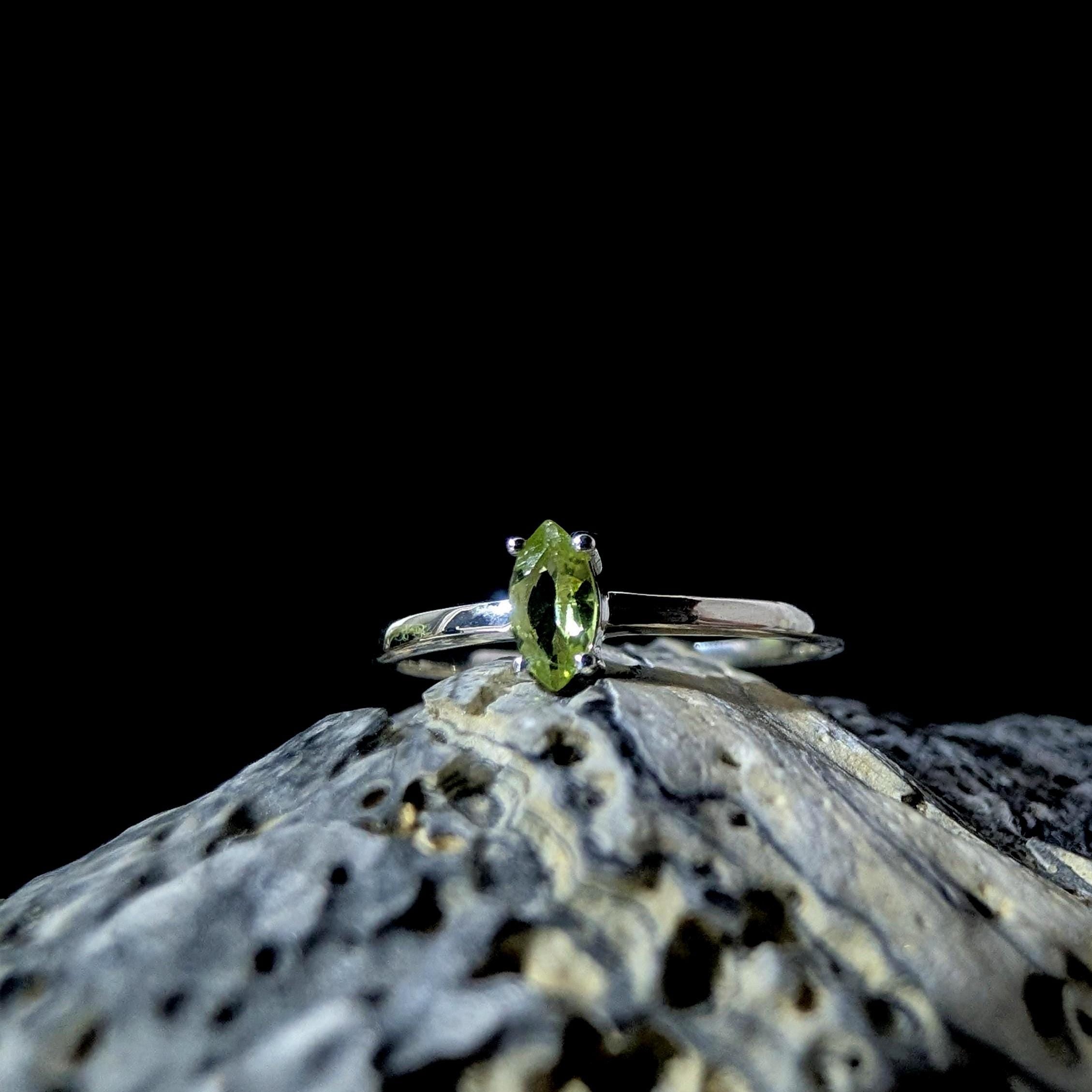 Minimalist peridot stacking ring | 925 Sterling Silver