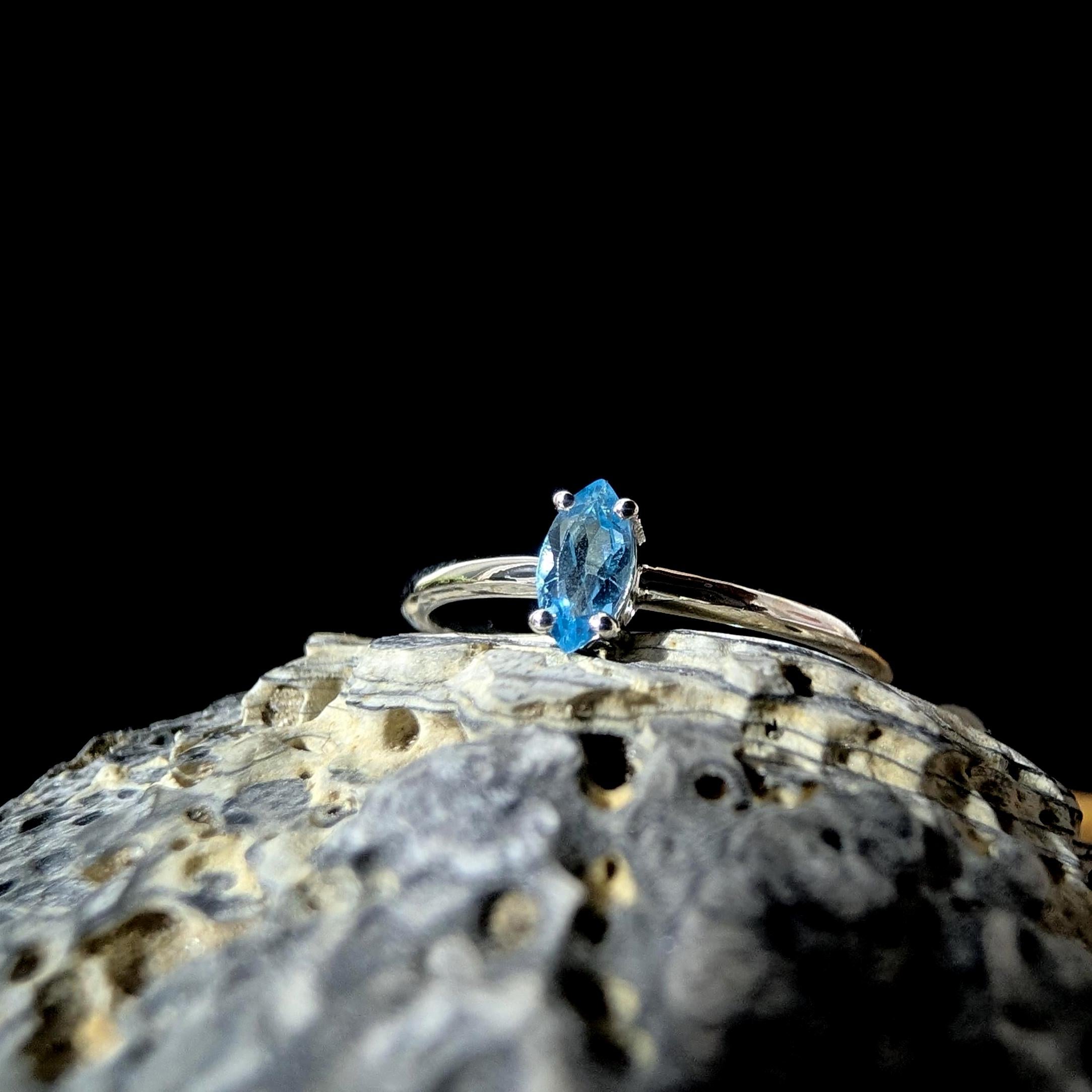 Minimalist natural blue topaz ring | 925 Sterling Silver
