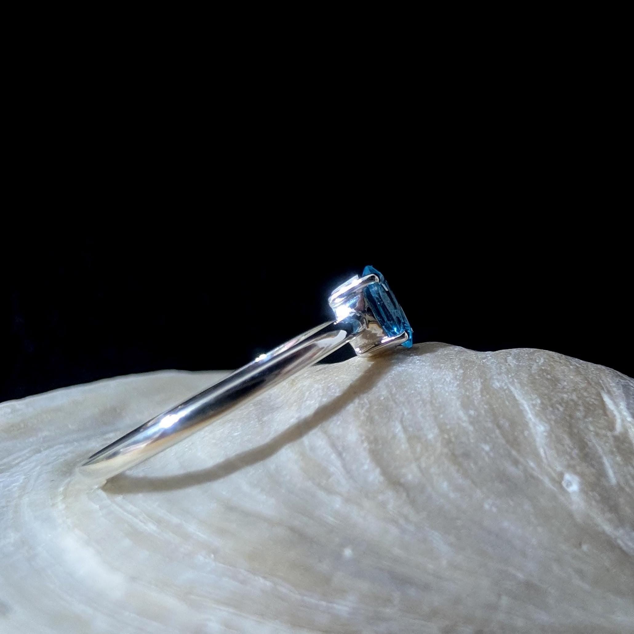 Minimalist natural blue topaz ring | 925 Sterling Silver