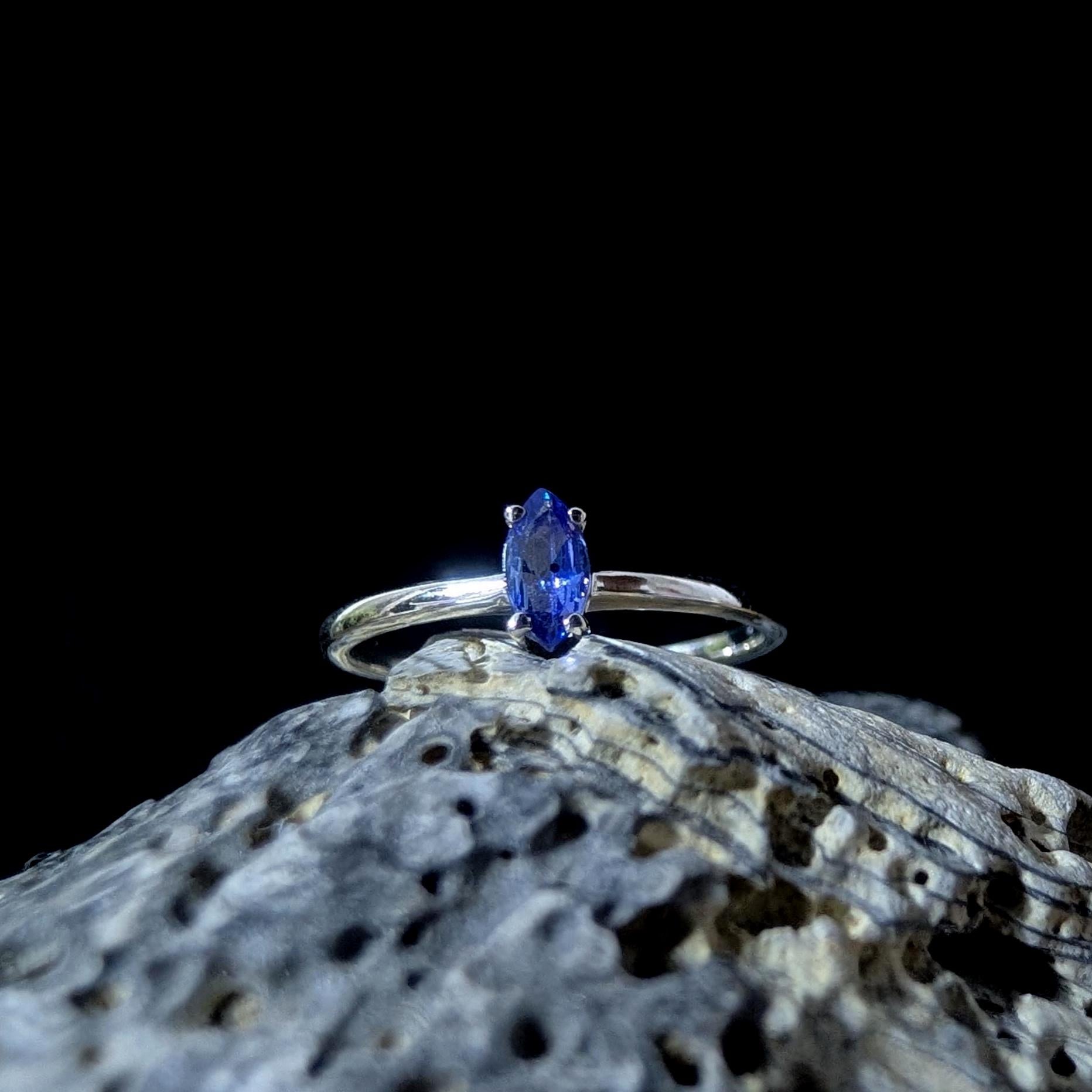 Minimalist natural tanzanite ring | 925 Sterling Silver