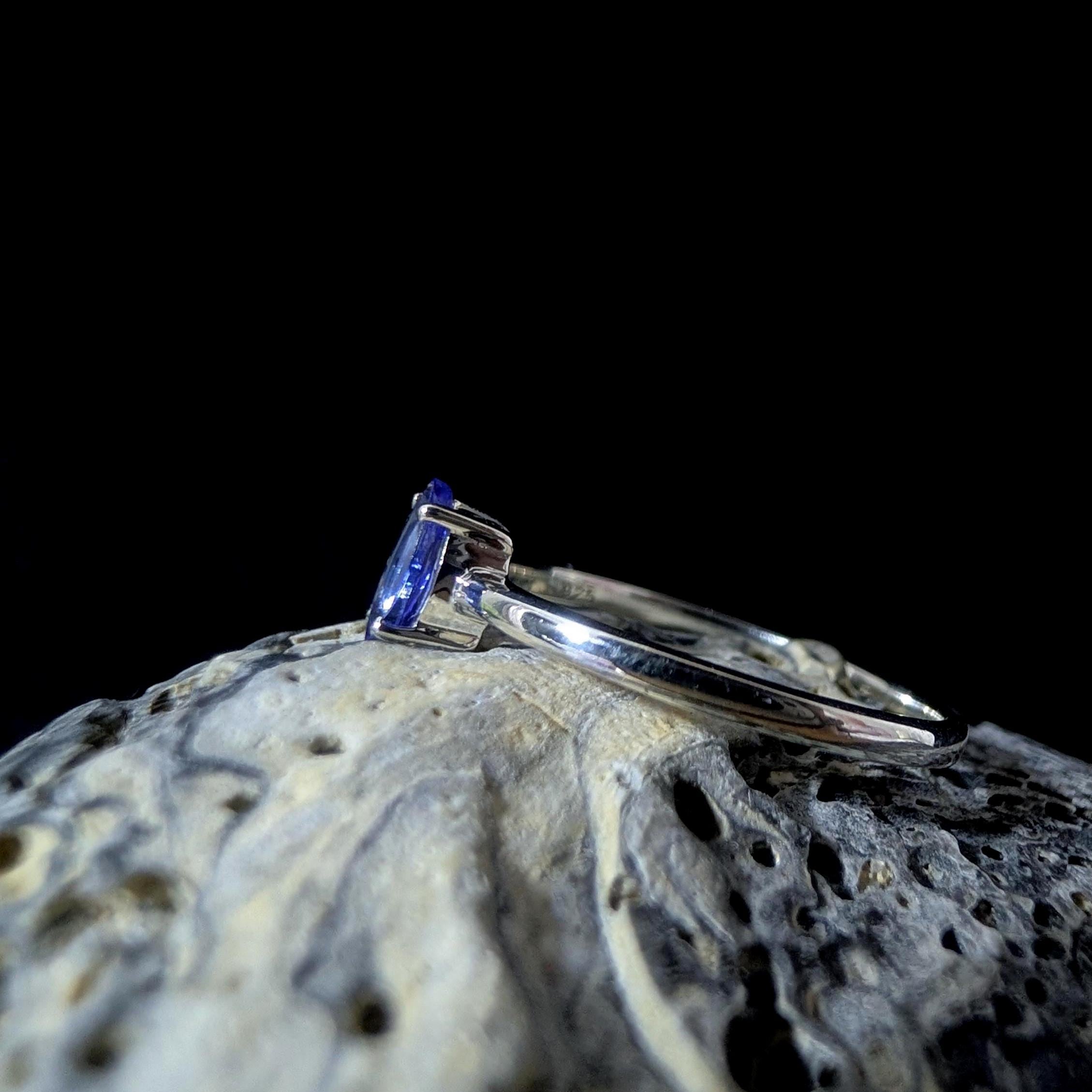 Minimalist natural tanzanite ring | 925 Sterling Silver