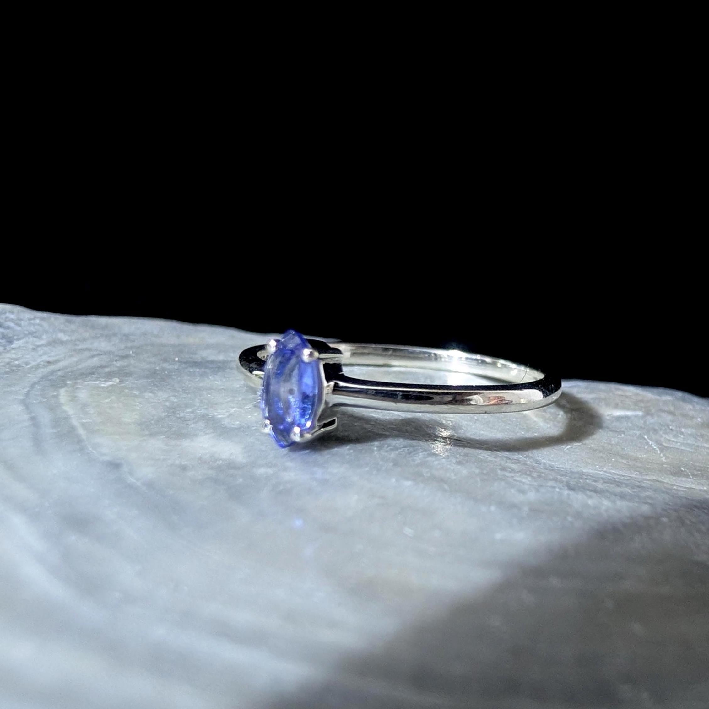 Minimalist natural tanzanite ring | 925 Sterling Silver