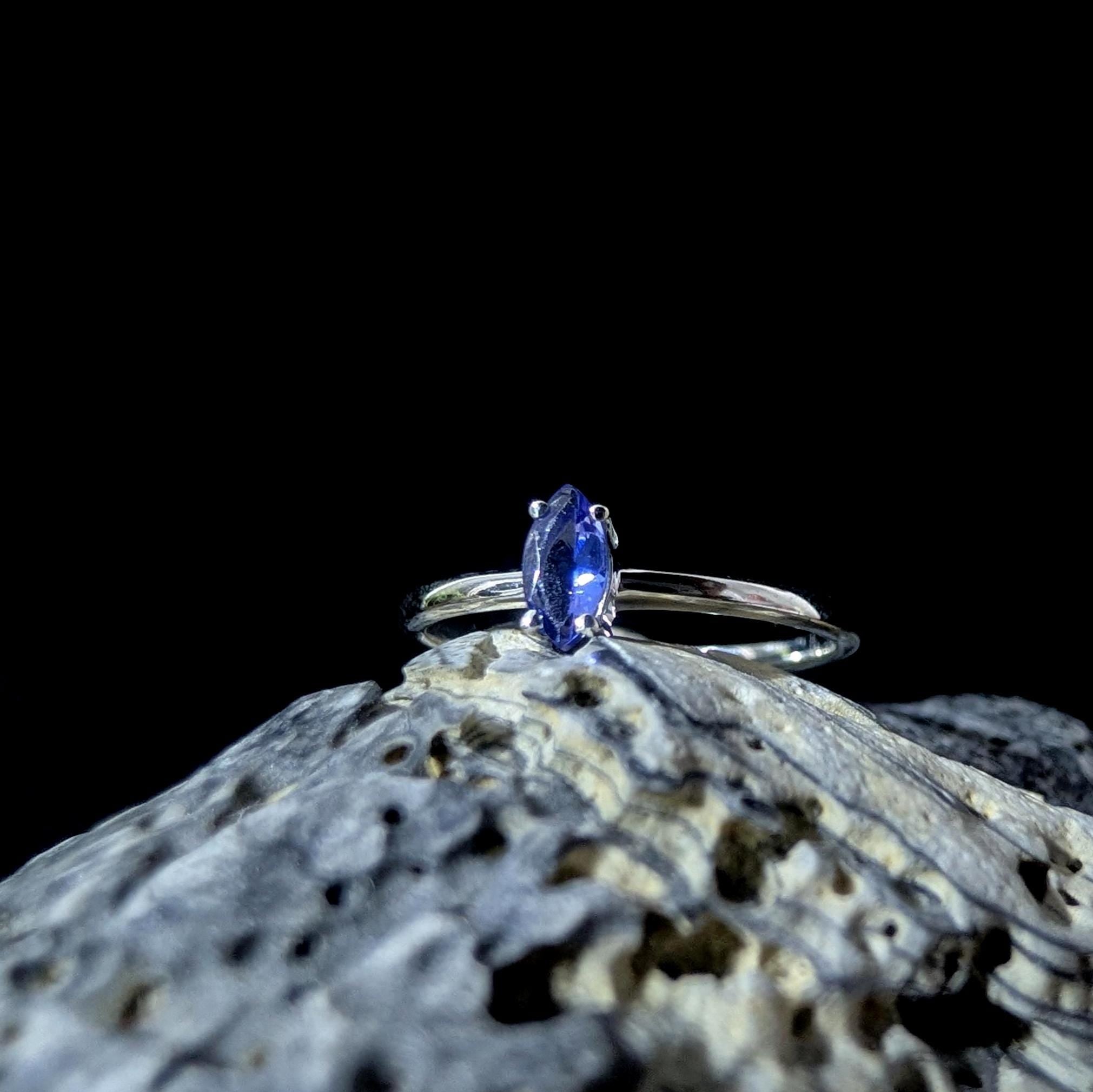 Minimalist natural tanzanite ring | 925 Sterling Silver