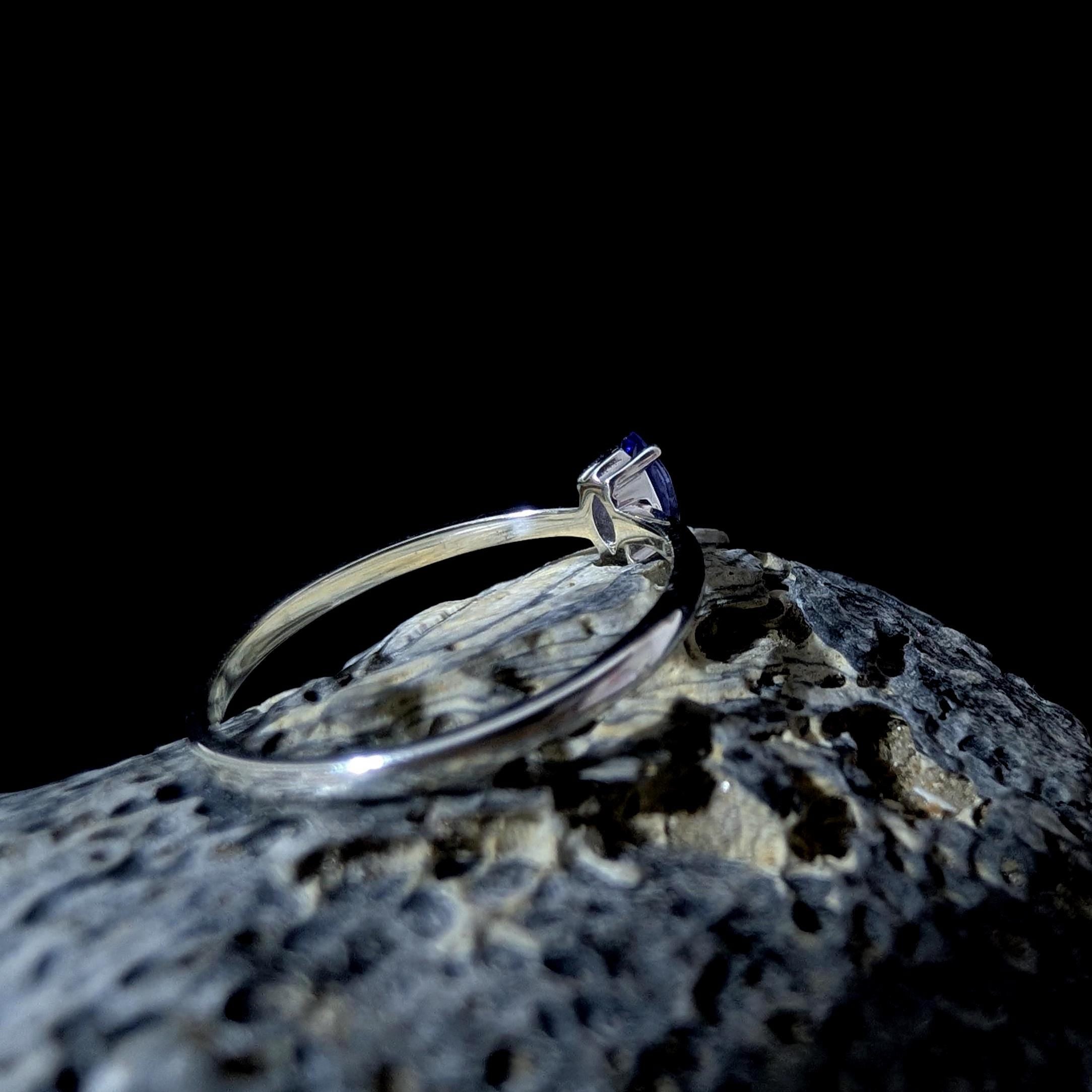 Minimalist natural tanzanite ring | 925 Sterling Silver