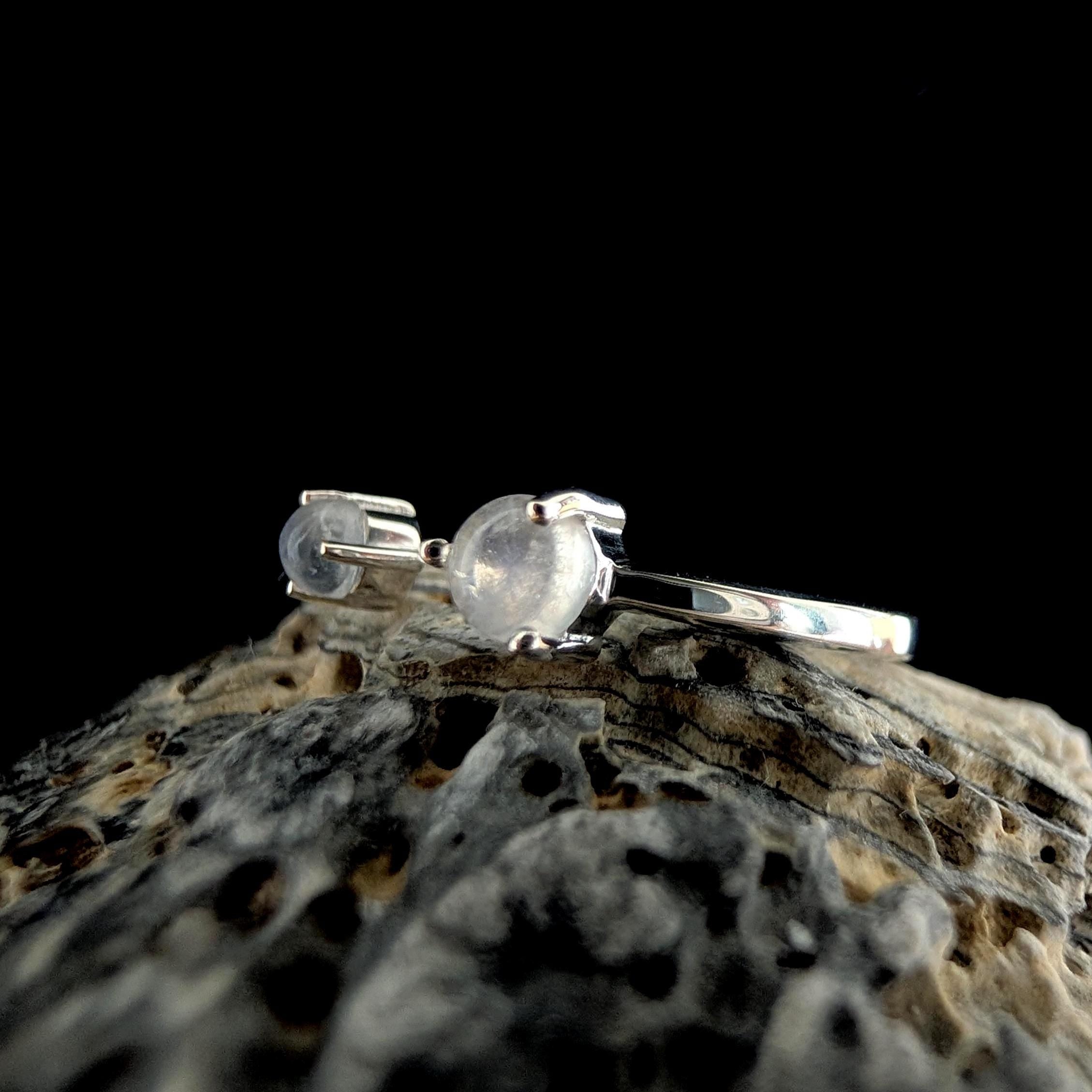 Dainty rainbow moonstone ring | 925 Sterling Silver