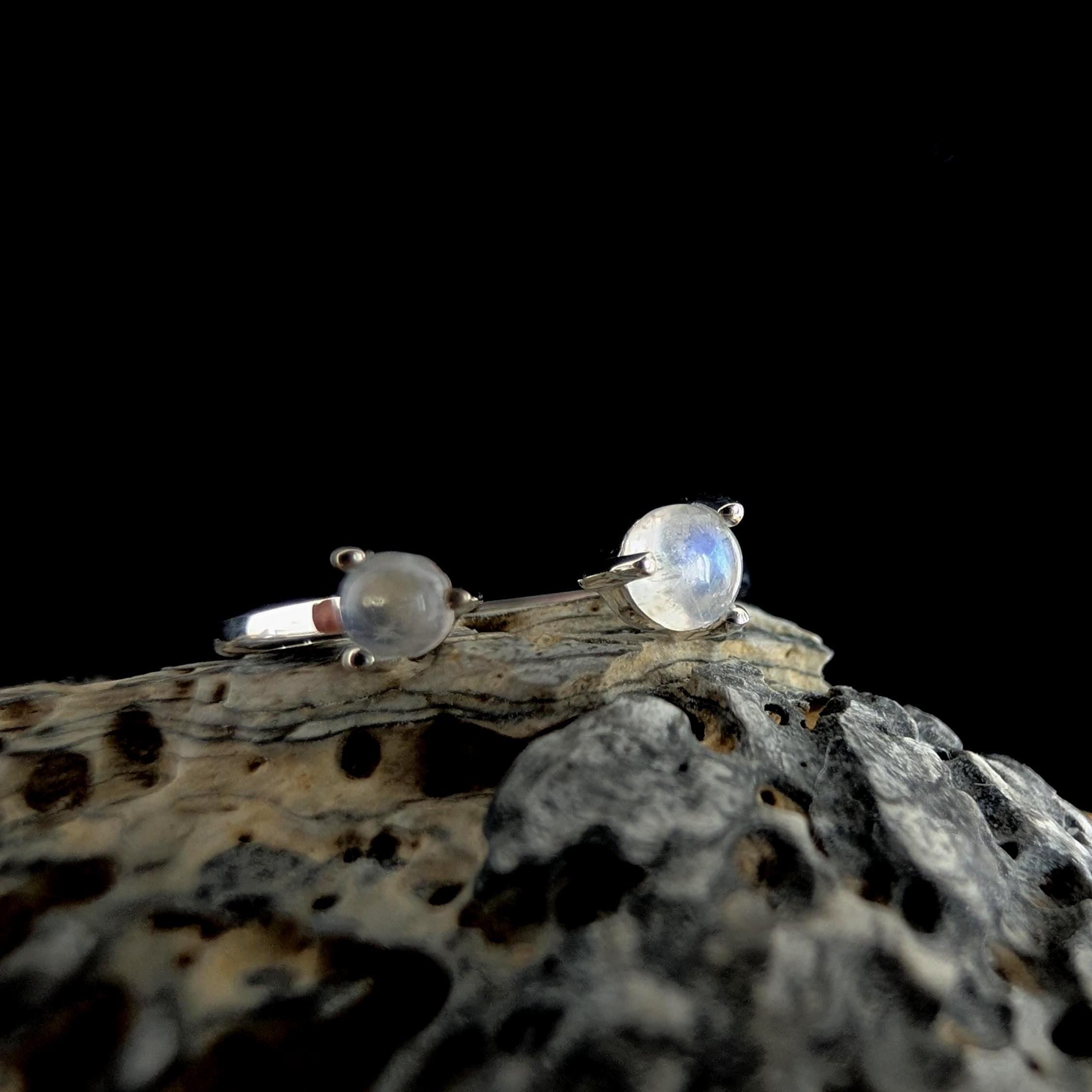 Dainty rainbow moonstone ring | 925 Sterling Silver