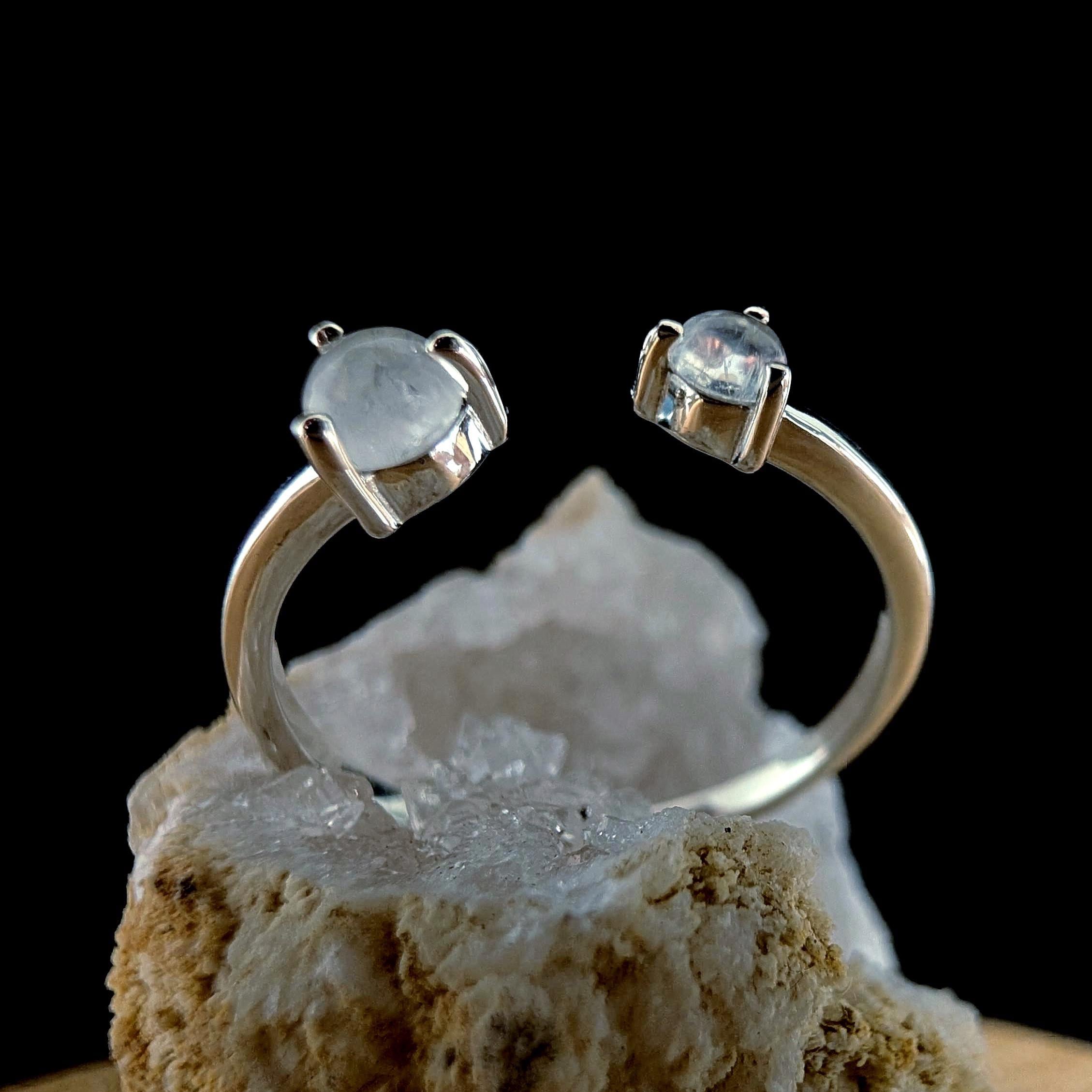 Dainty rainbow moonstone ring | 925 Sterling Silver