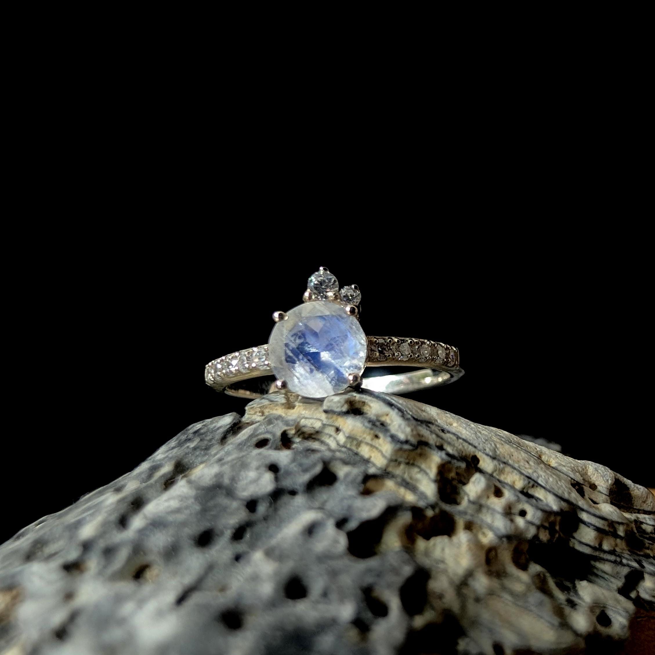 Round rainbow moonstone and white topaz ring | 925 sterling silver