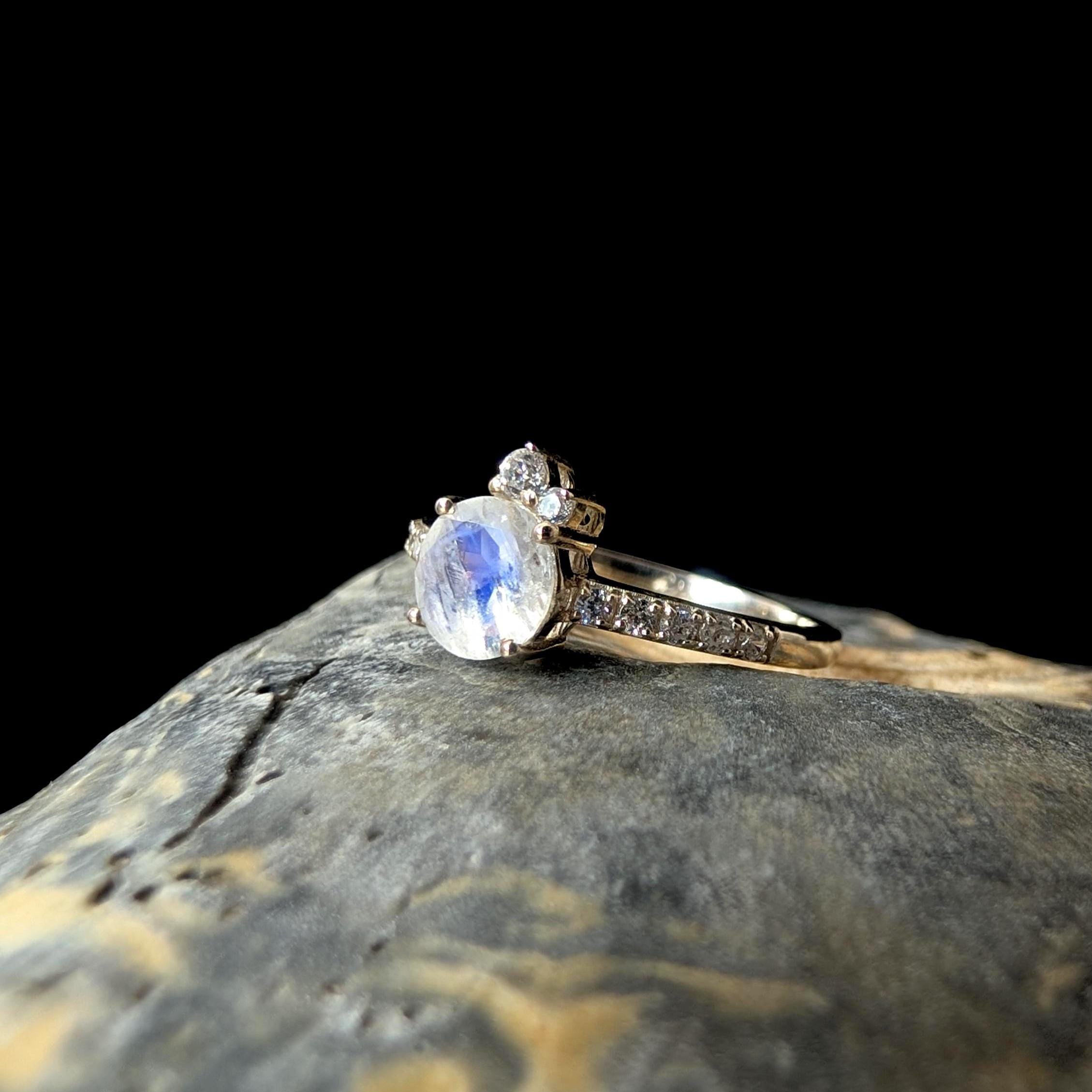 Round rainbow moonstone and white topaz ring | 925 sterling silver