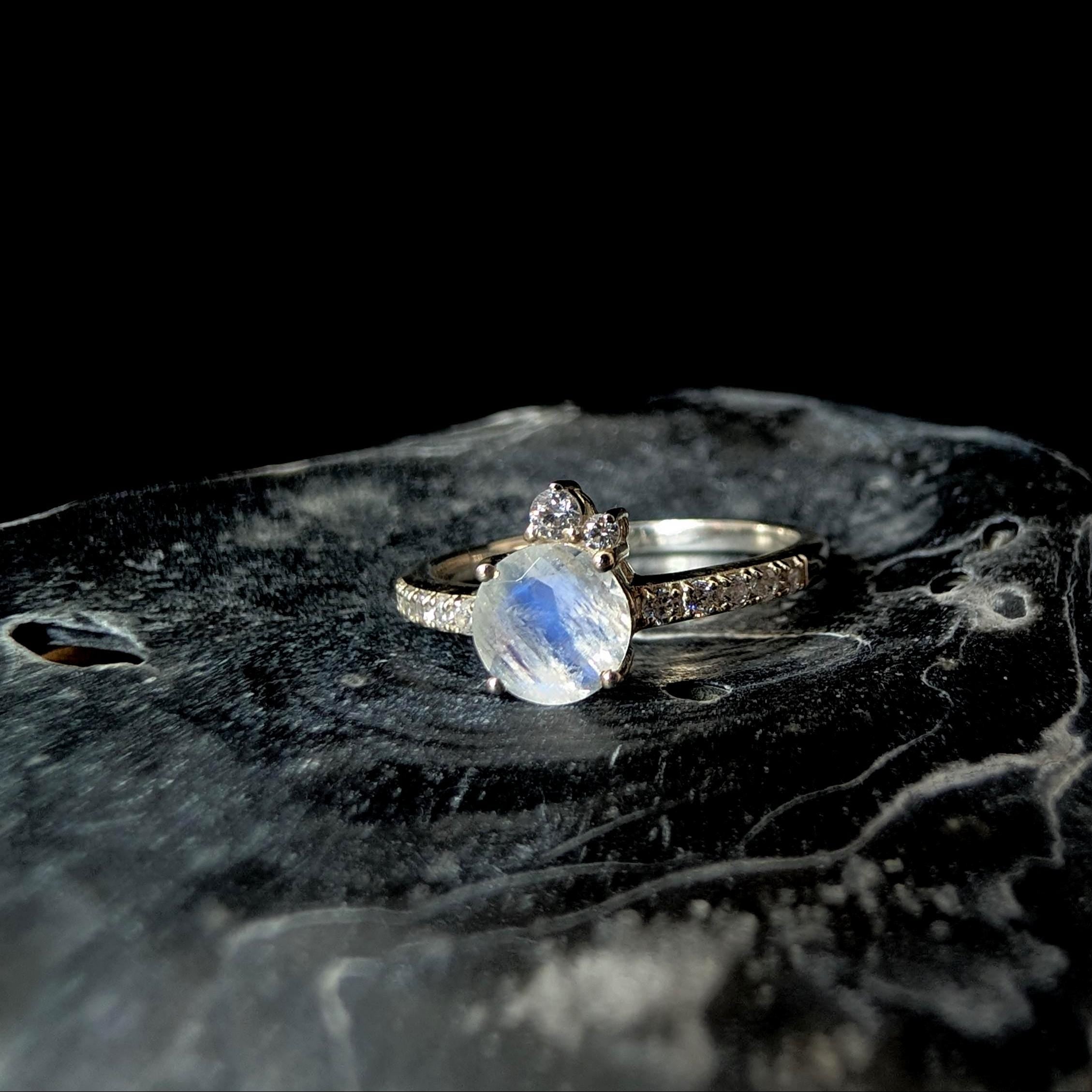Round rainbow moonstone and white topaz ring | 925 sterling silver
