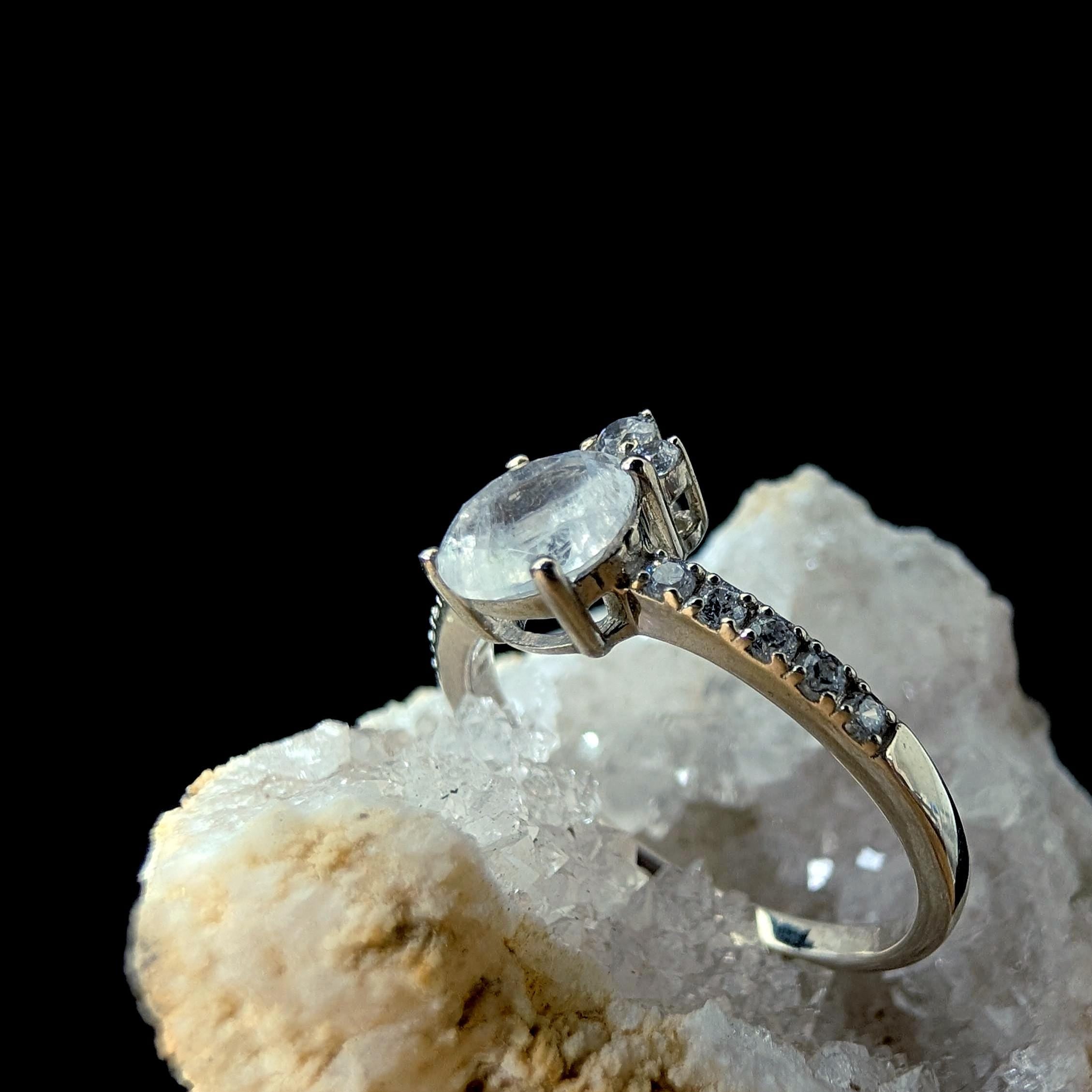Round rainbow moonstone and white topaz ring | 925 sterling silver