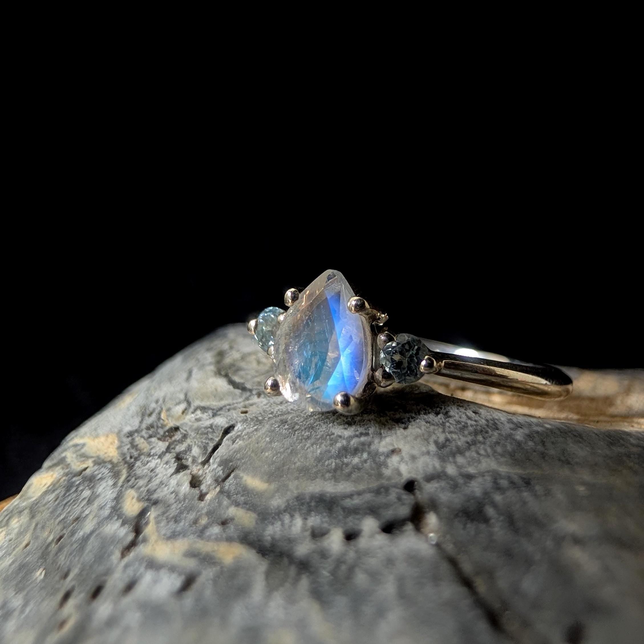 Elegant rainbow moonstone & white topaz ring | 925 Sterling Silver