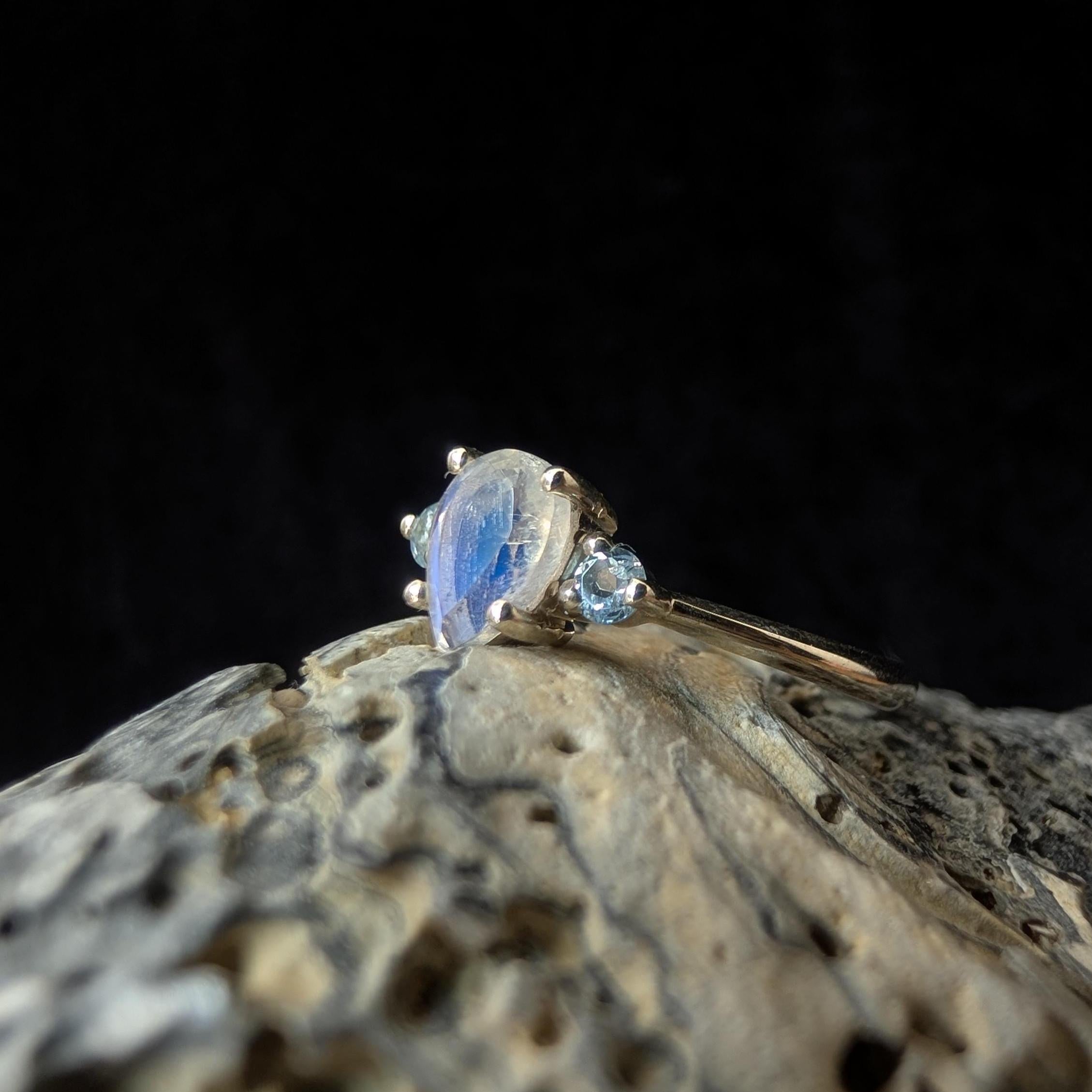 Elegant rainbow moonstone & white topaz ring | 925 Sterling Silver