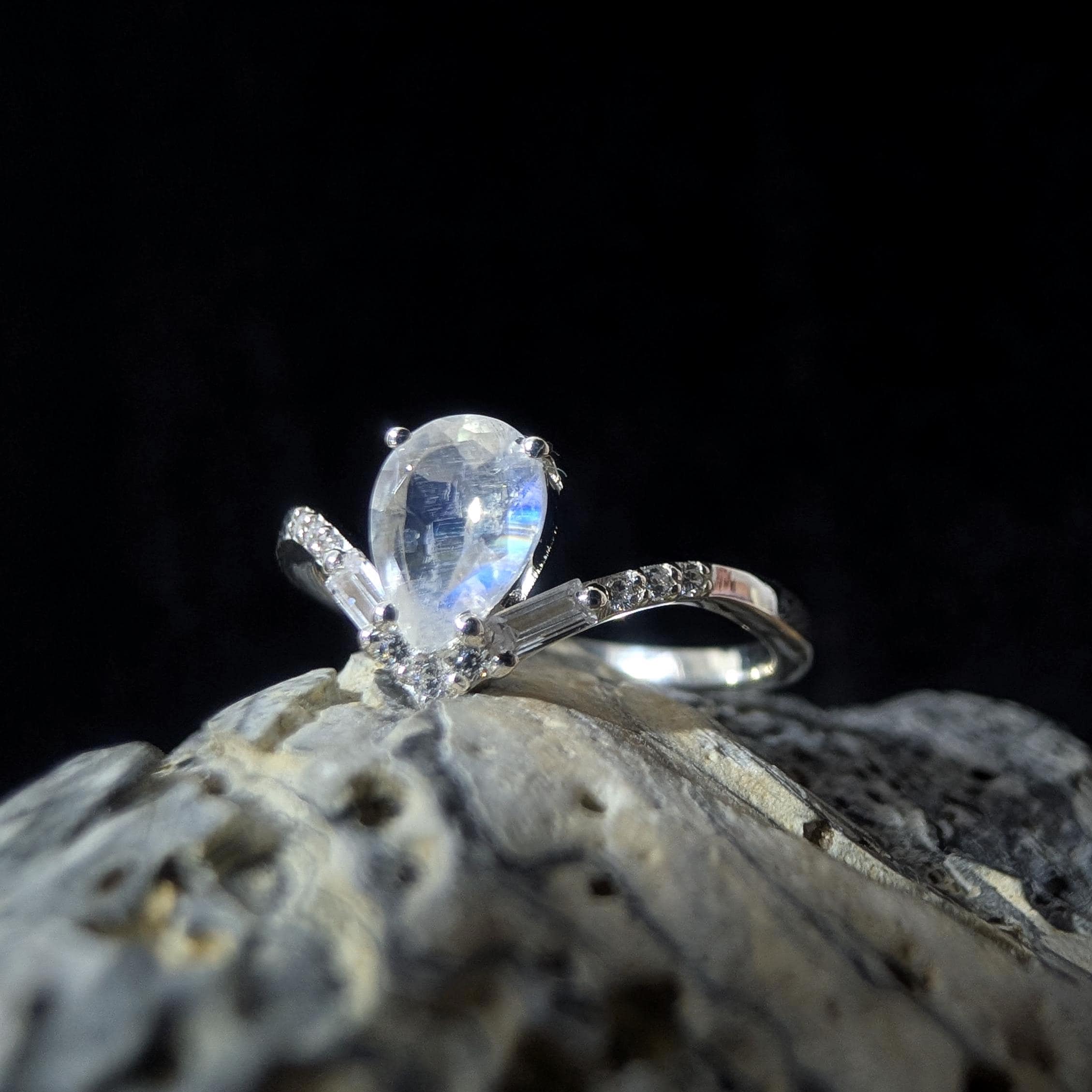 Elegant rainbow moonstone & blue topaz ring | 925 Sterling Silver