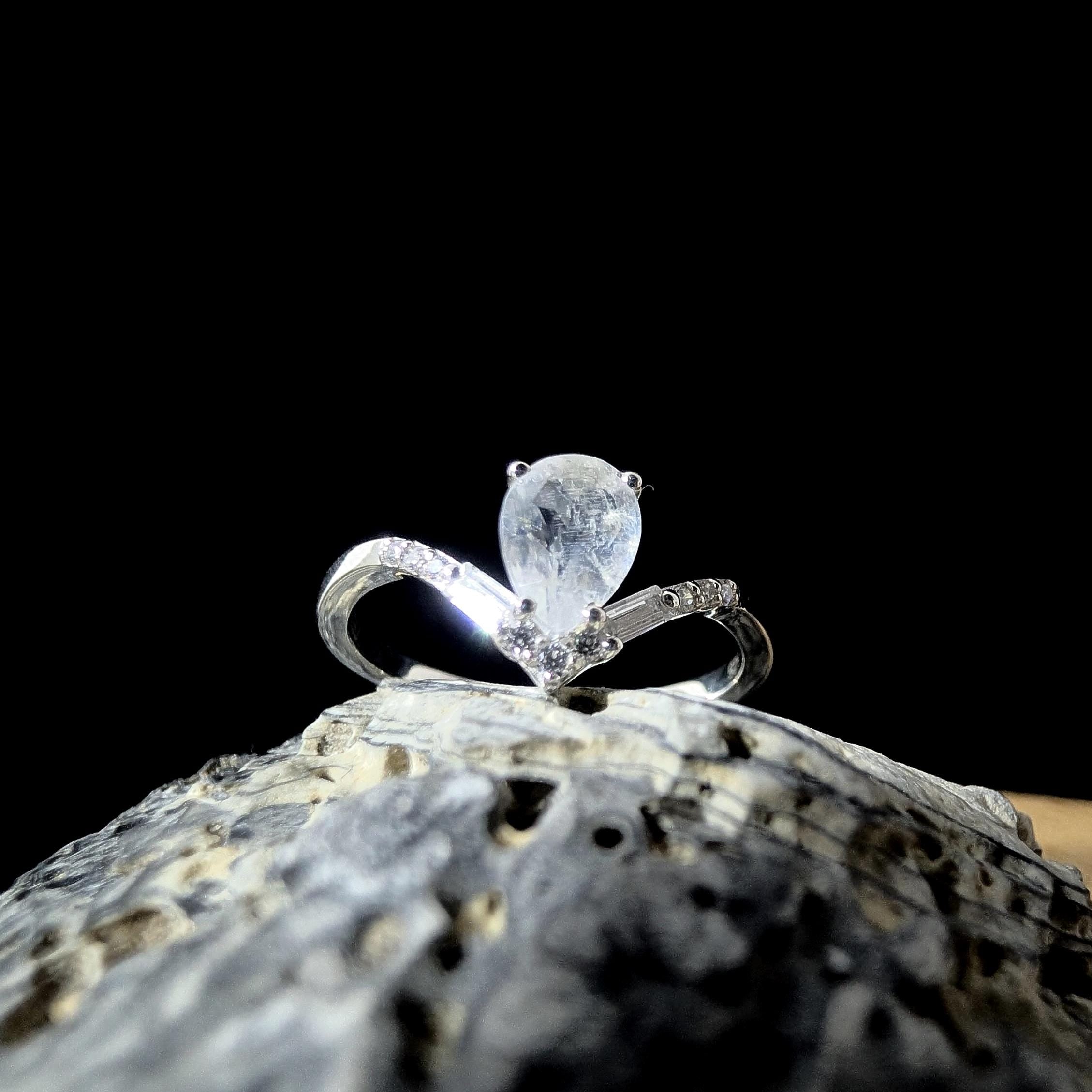 Elegant rainbow moonstone & blue topaz ring | 925 Sterling Silver