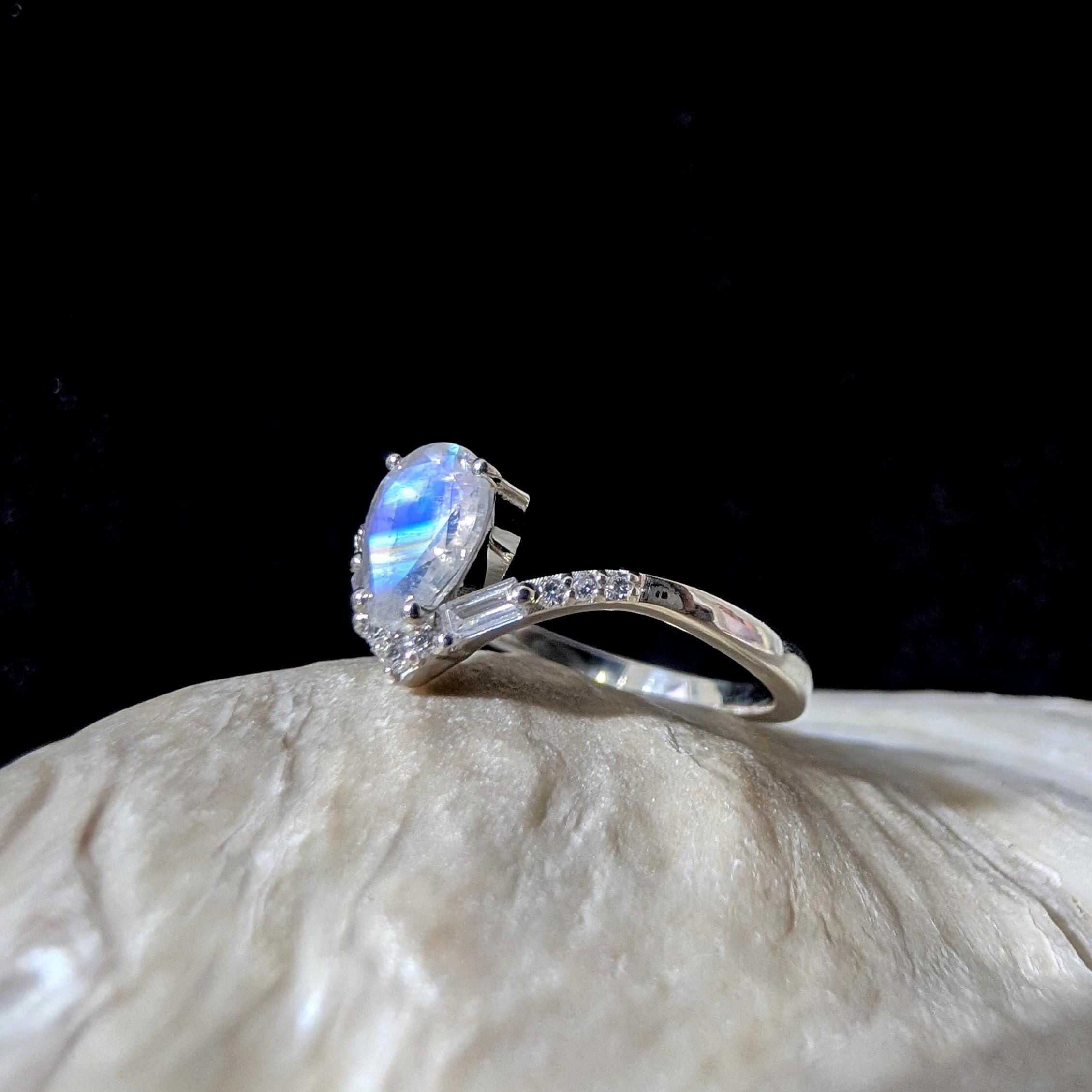 Elegant rainbow moonstone & blue topaz ring | 925 Sterling Silver