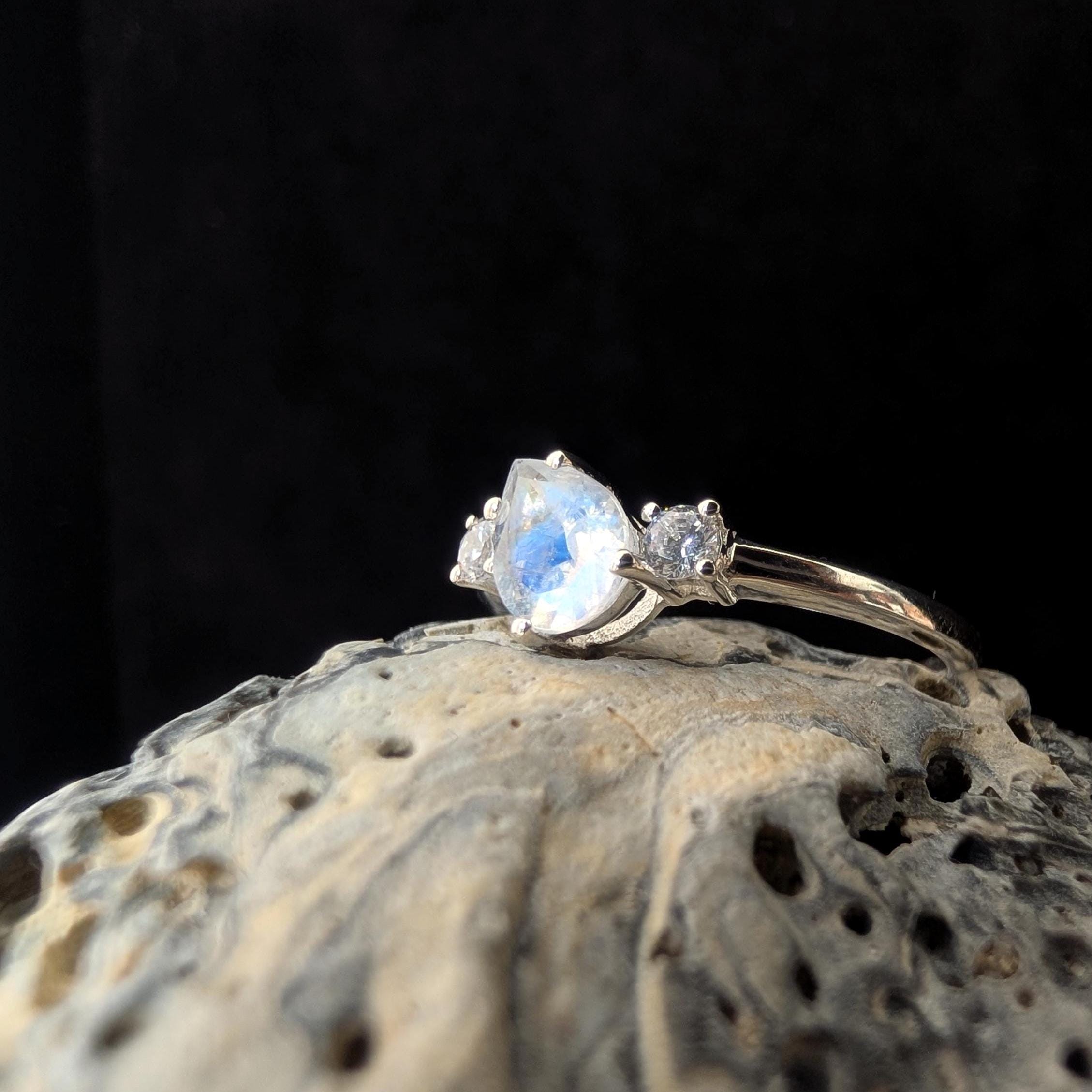 Pear rainbow moonstone and white topaz ring | 925 Sterling Silver