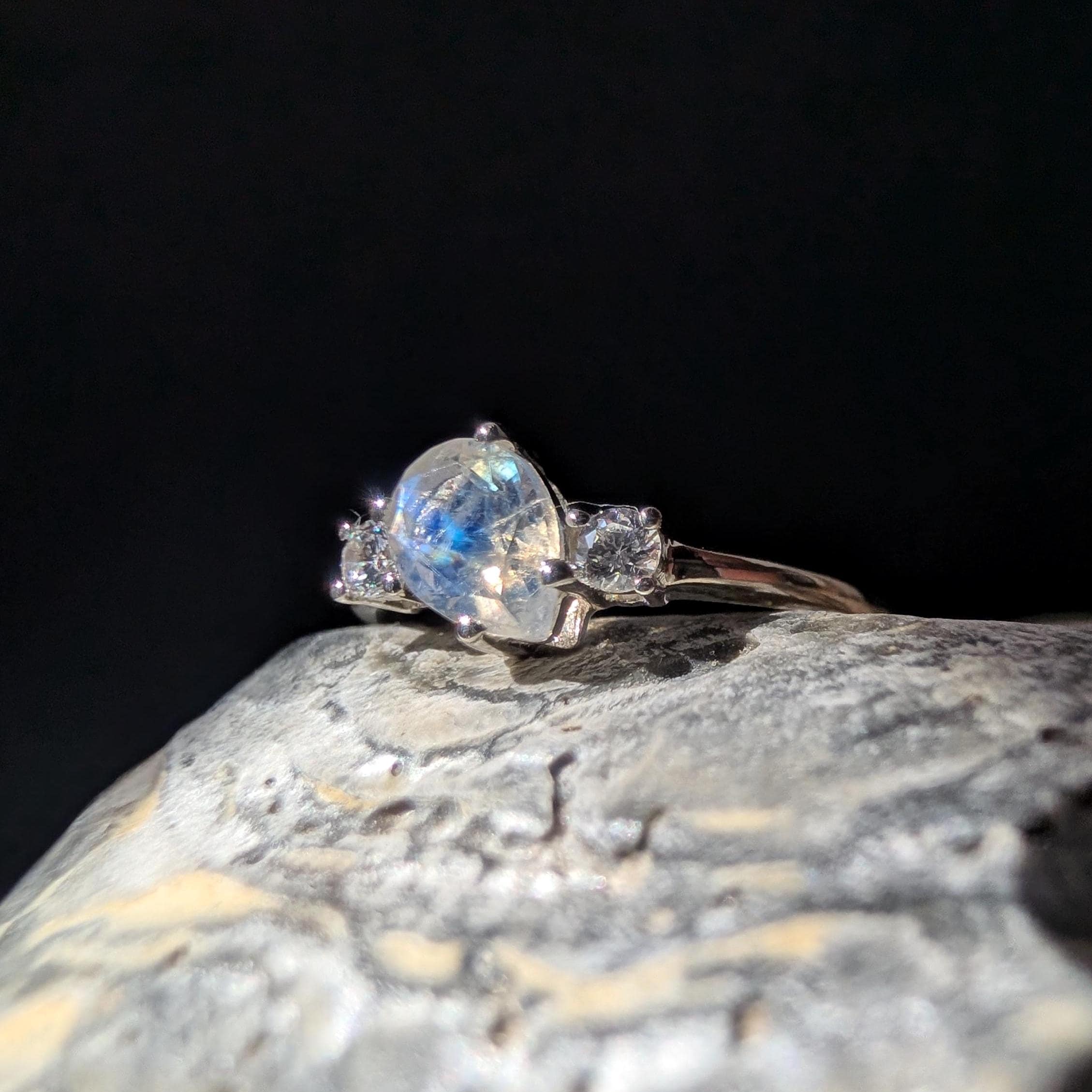 Pear rainbow moonstone and white topaz ring | 925 Sterling Silver