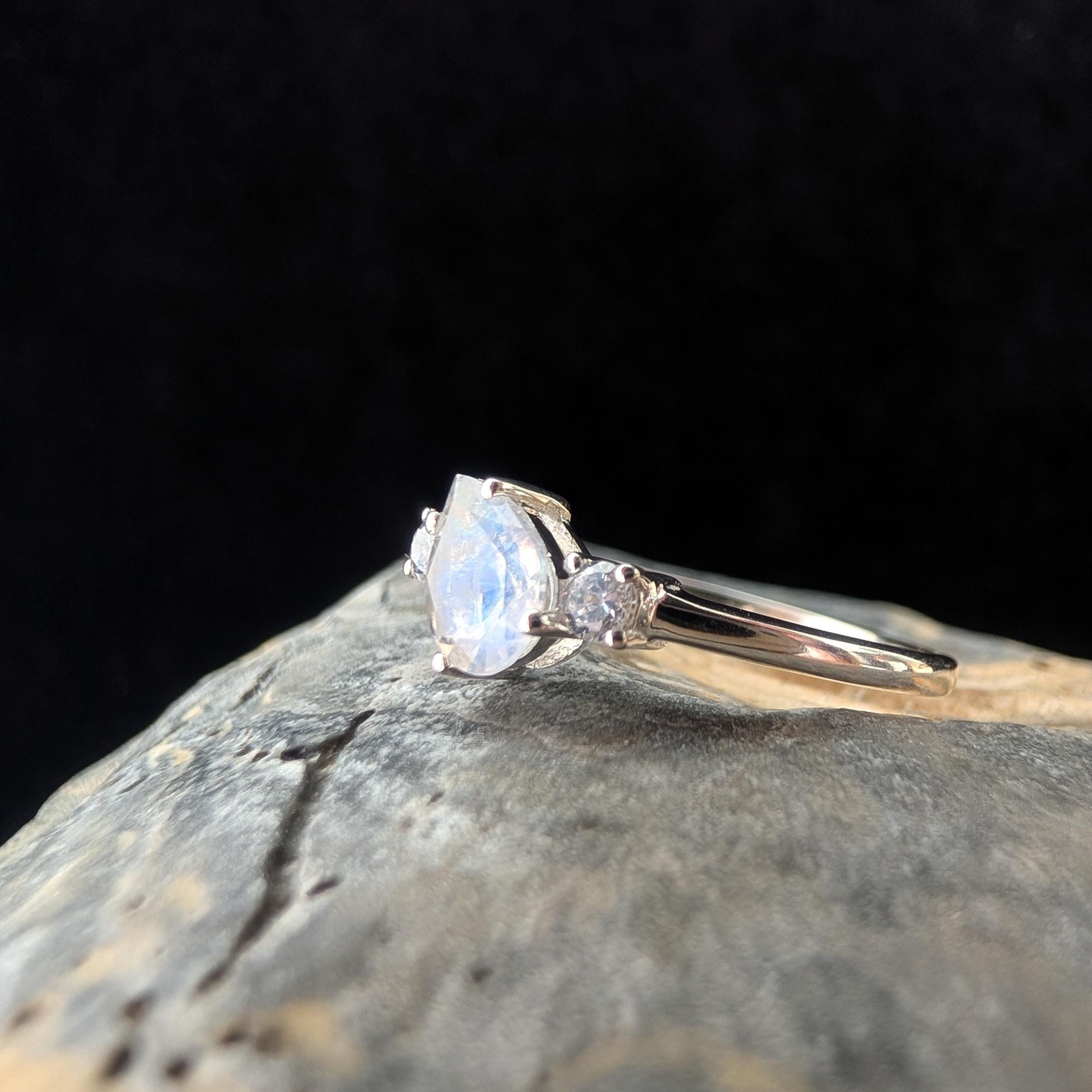 Pear rainbow moonstone and white topaz ring | 925 Sterling Silver