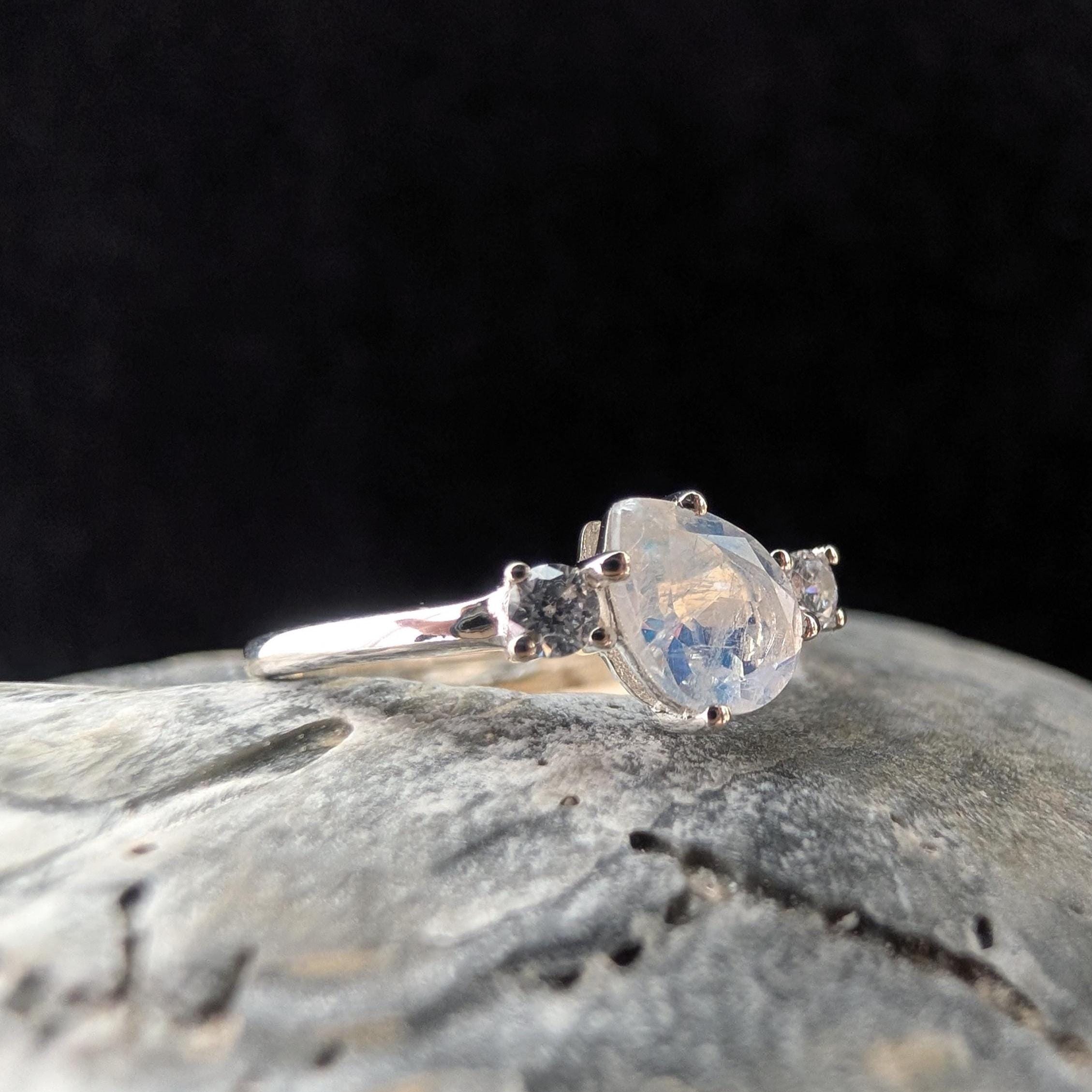 Pear rainbow moonstone and white topaz ring | 925 Sterling Silver