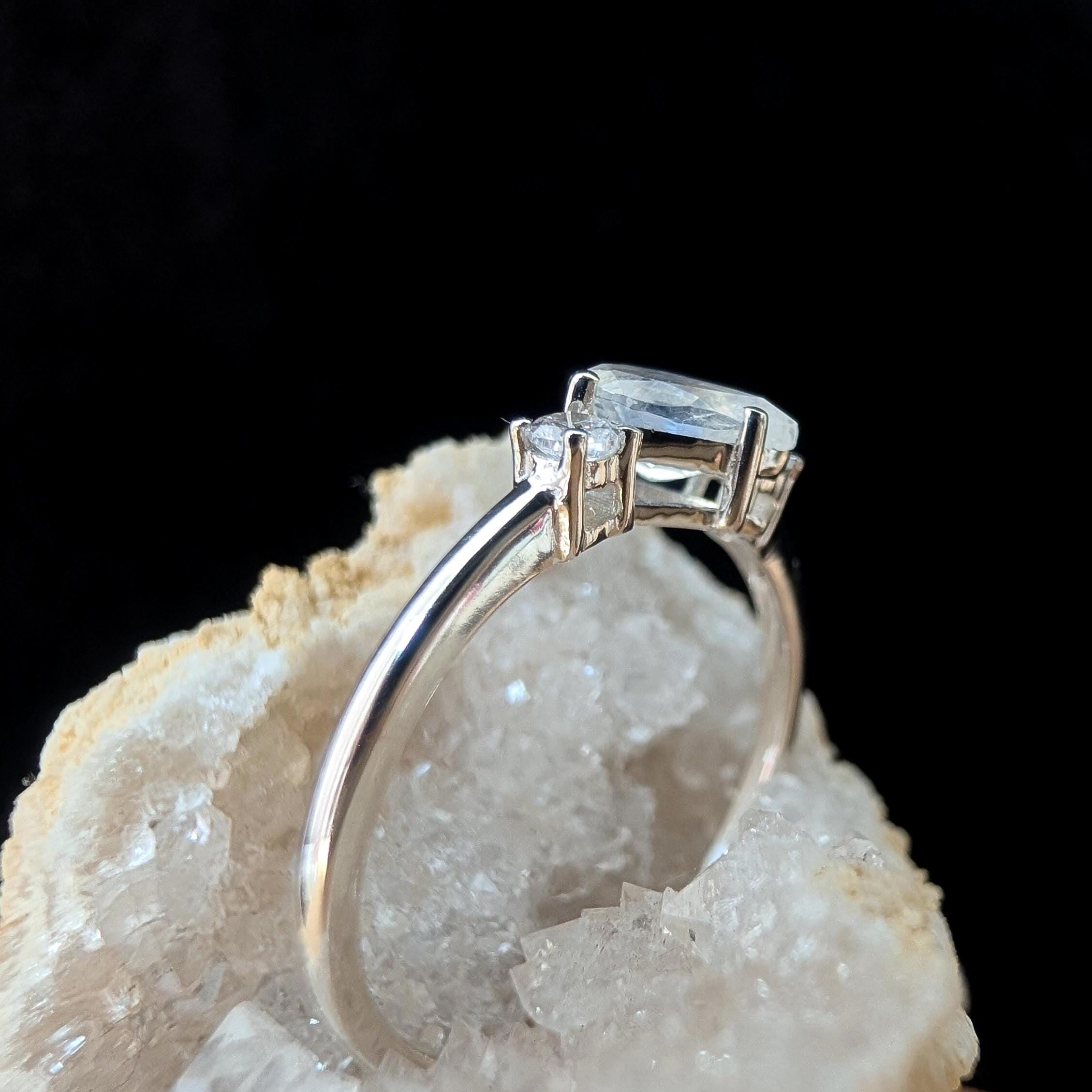 Pear rainbow moonstone and white topaz ring | 925 Sterling Silver