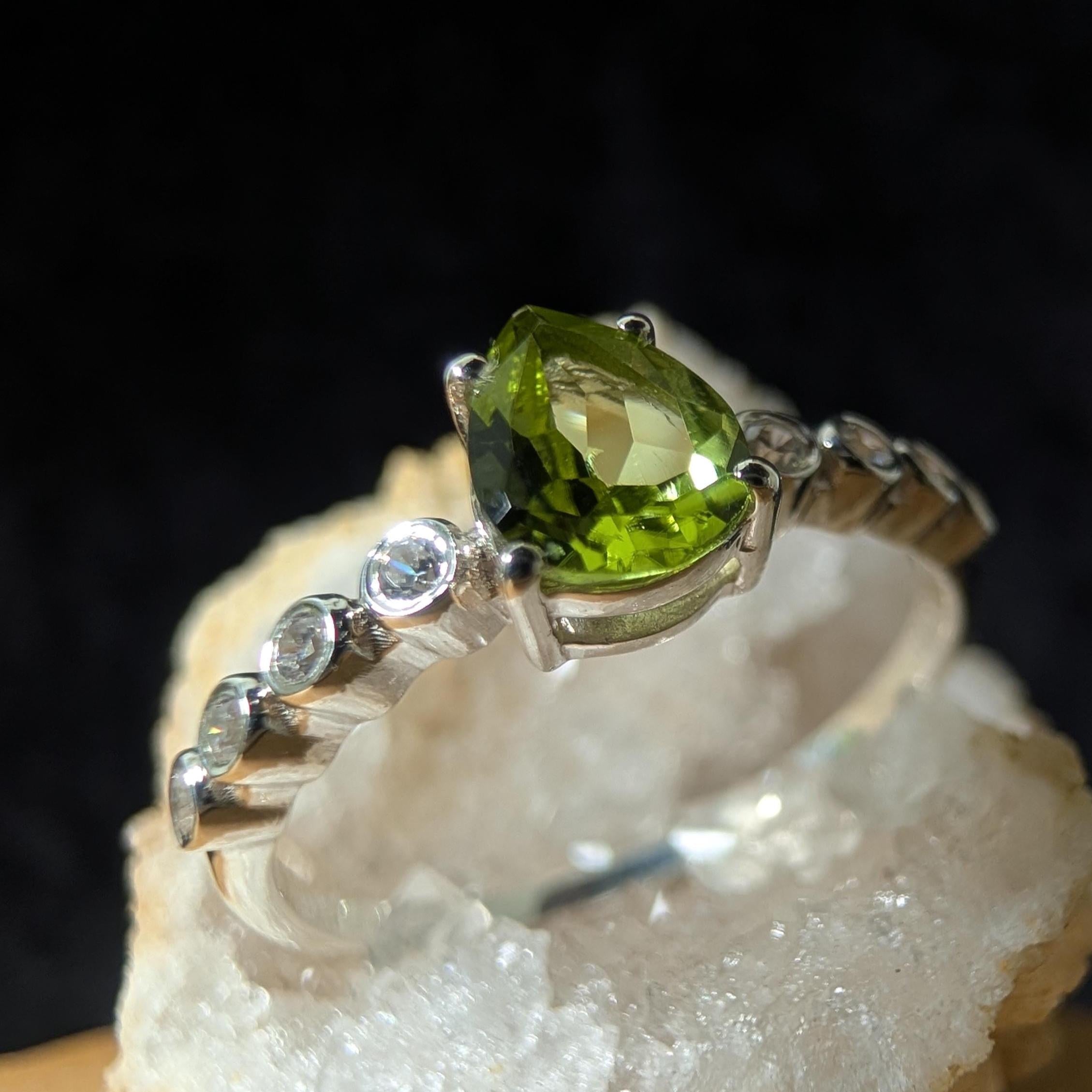 Peridot statement ring | 925 Sterling Silver