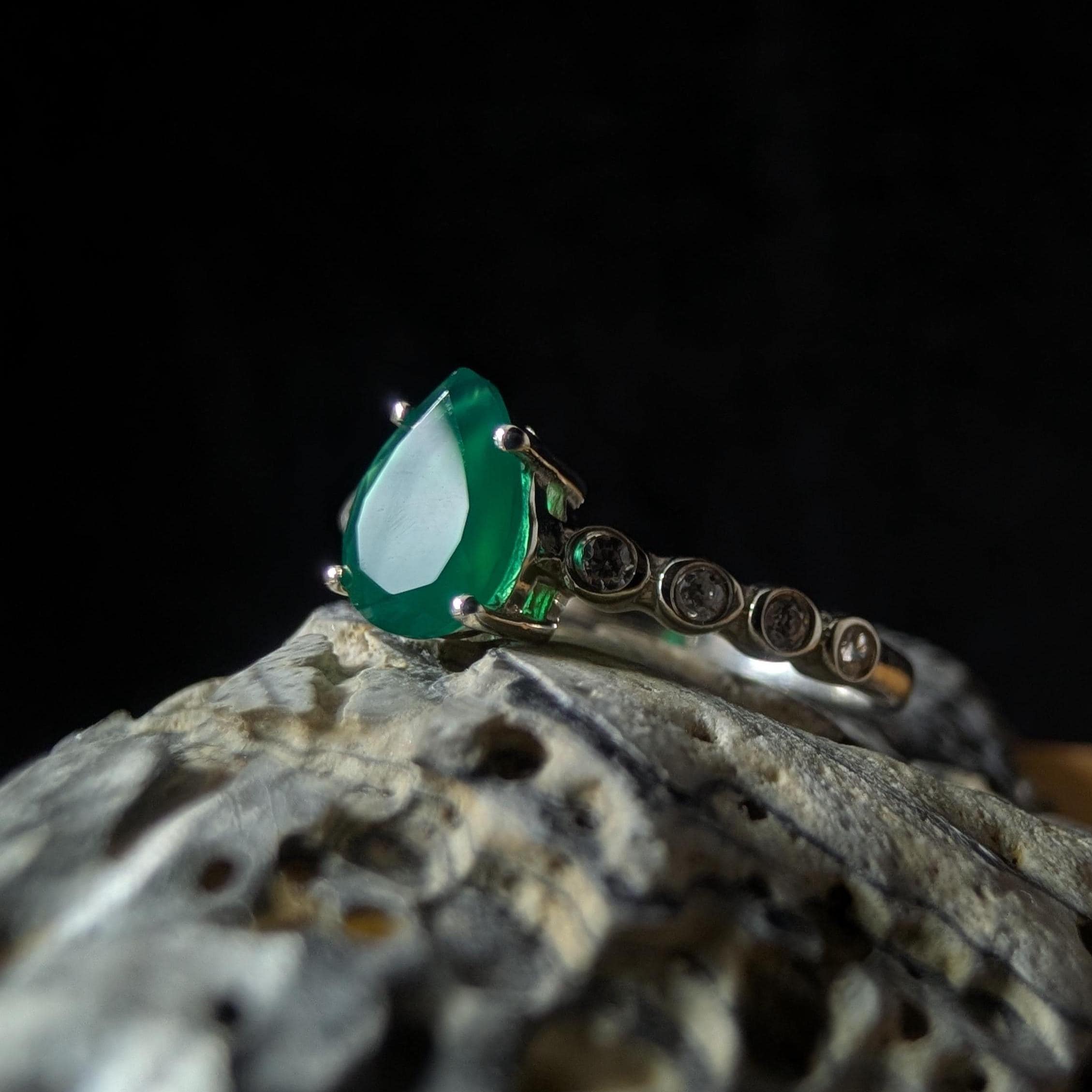 Statement green onyx and white topaz ring | 925 sterling silver