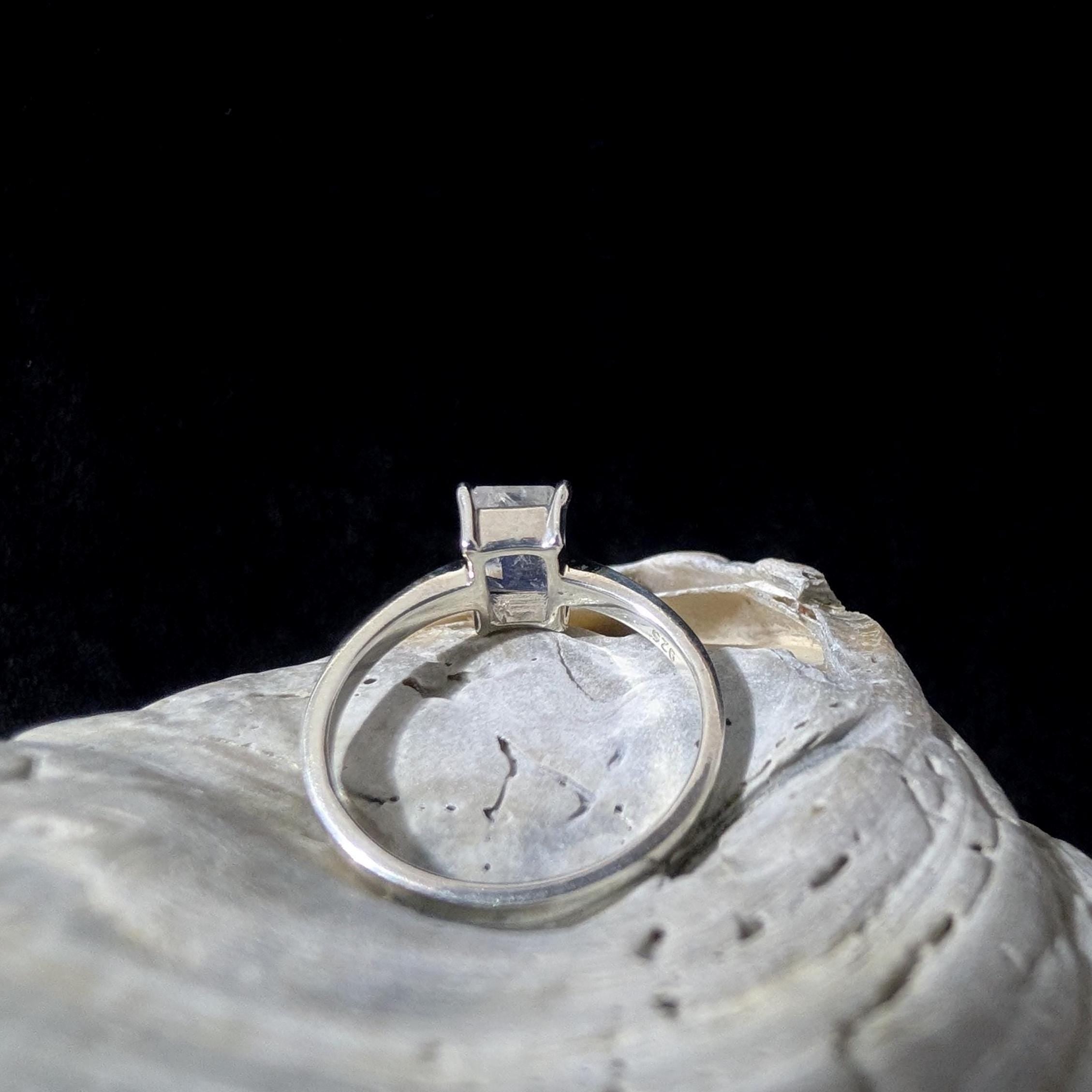 Elegant rainbow moonstone ring | 925 Sterling Silver