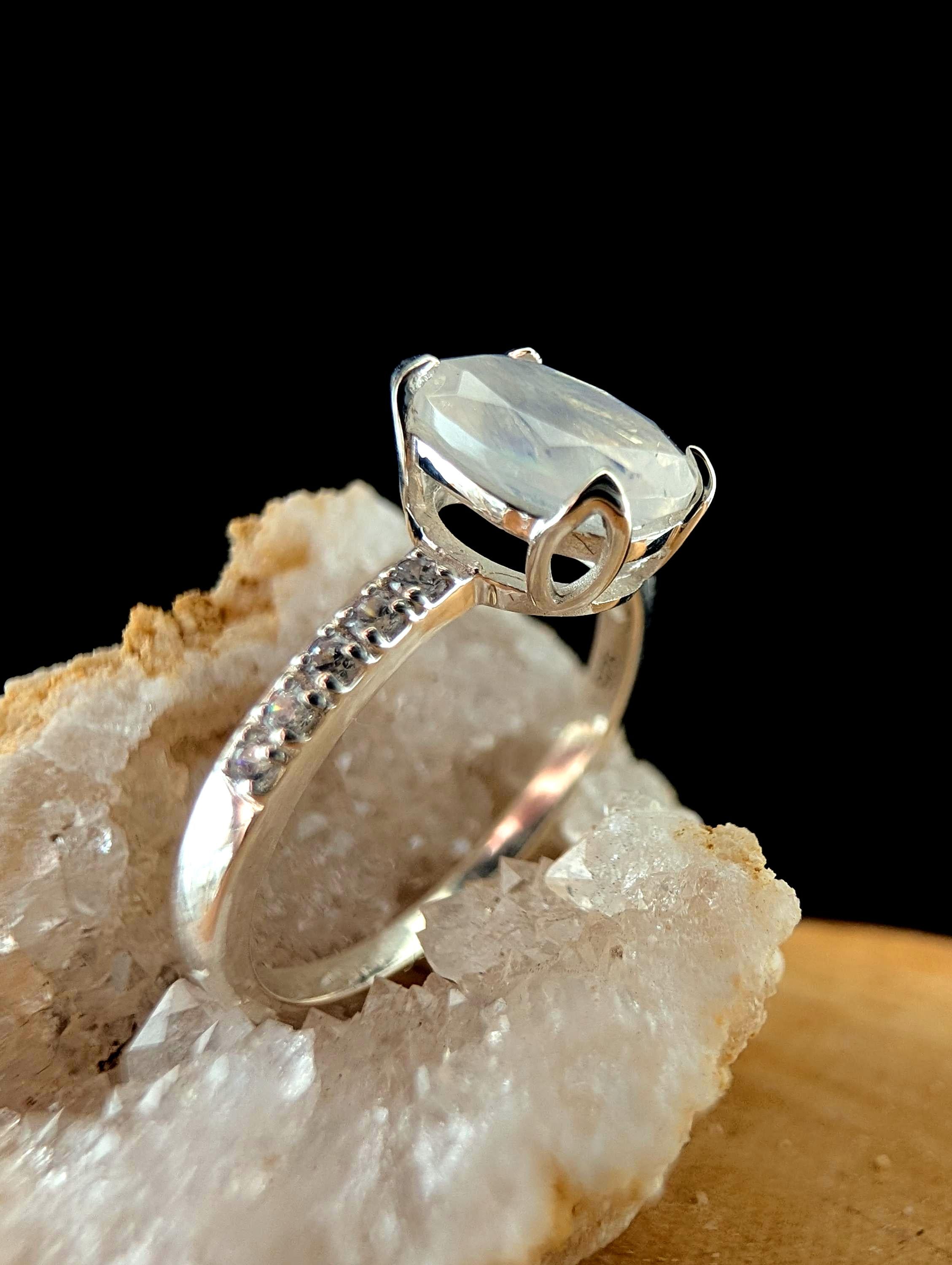 Large natural rainbow moonstone & white topaz ring | 925 Sterling Silver
