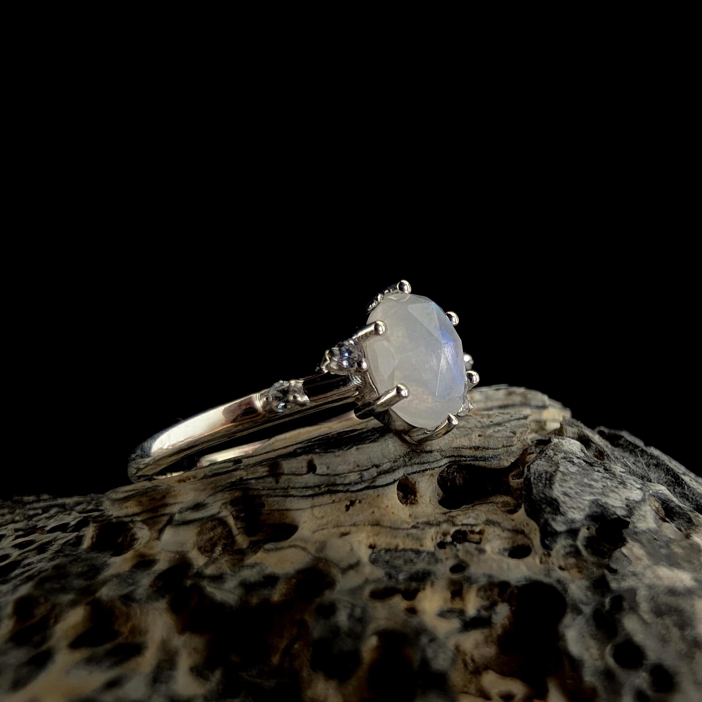 Oval rainbow moonstone and white topaz ring | 925 Sterling Silver