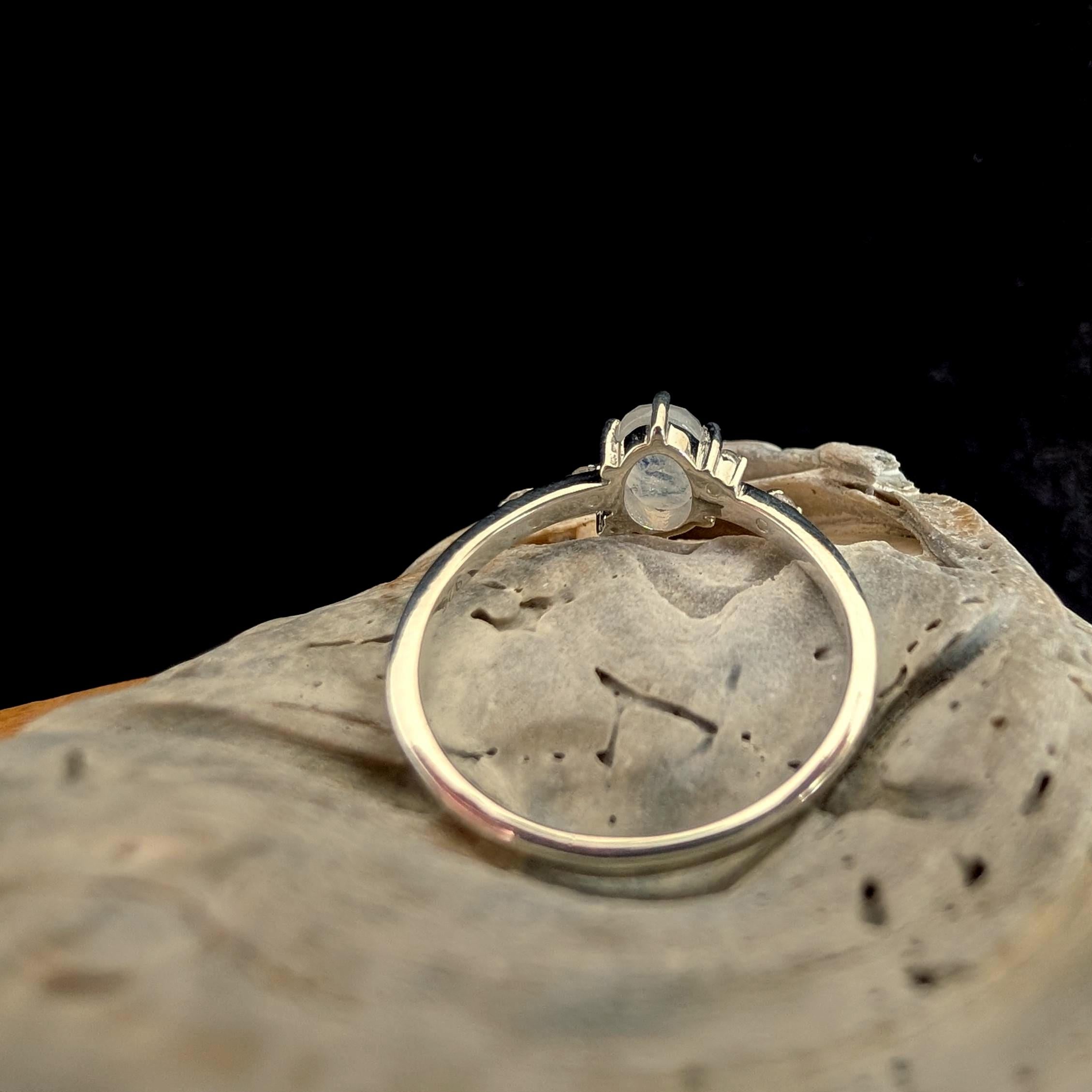 Oval rainbow moonstone and white topaz ring | 925 Sterling Silver