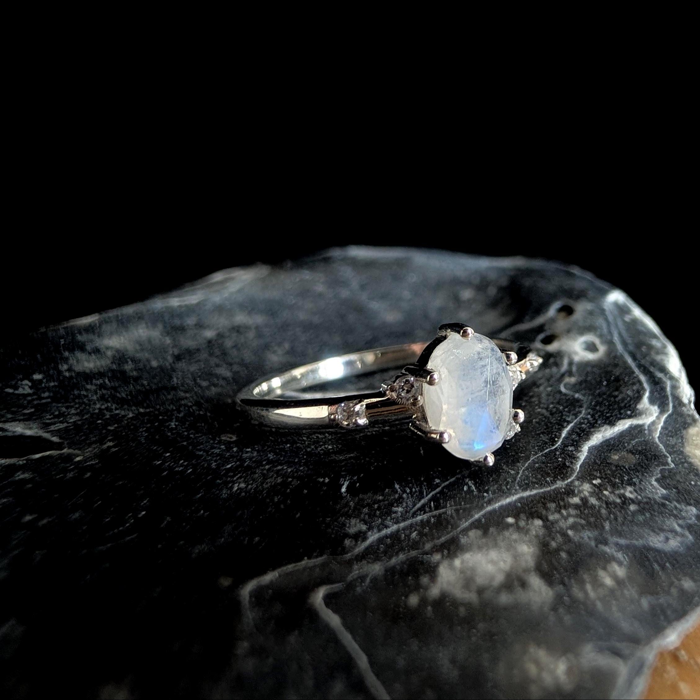 Oval rainbow moonstone and white topaz ring | 925 Sterling Silver