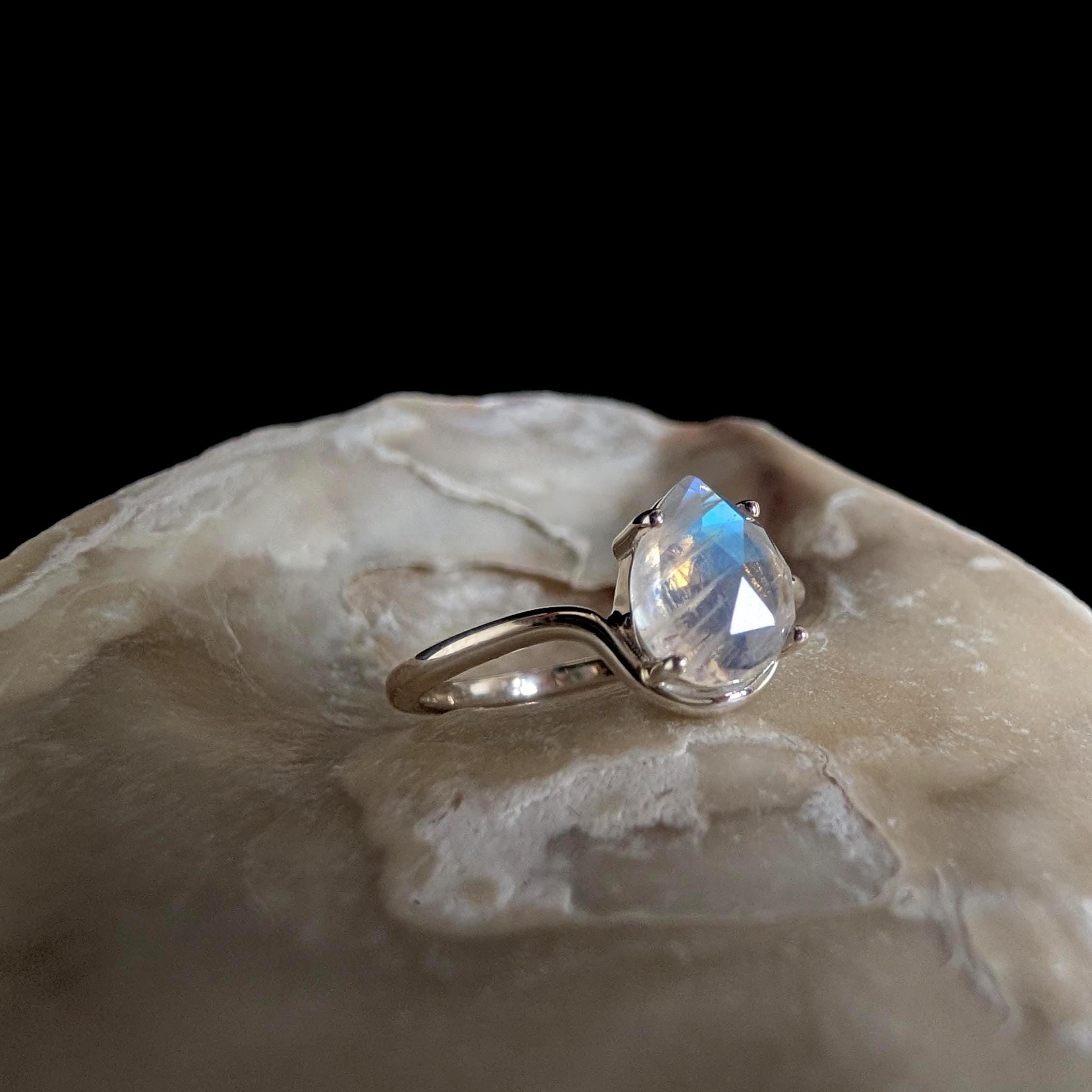 Pear cut rainbow moonstone ring | 925 Sterling Silver