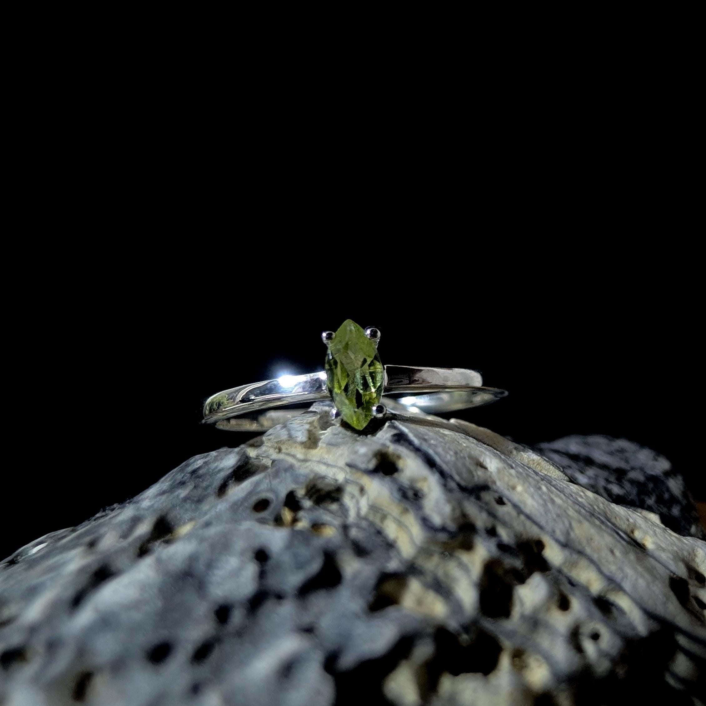 Minimalist peridot stacking ring | 925 Sterling Silver