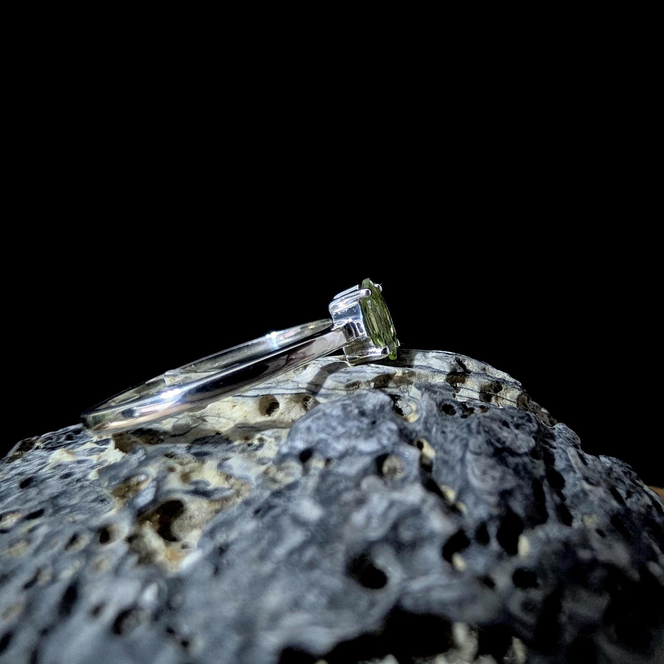 Minimalist peridot stacking ring | 925 Sterling Silver