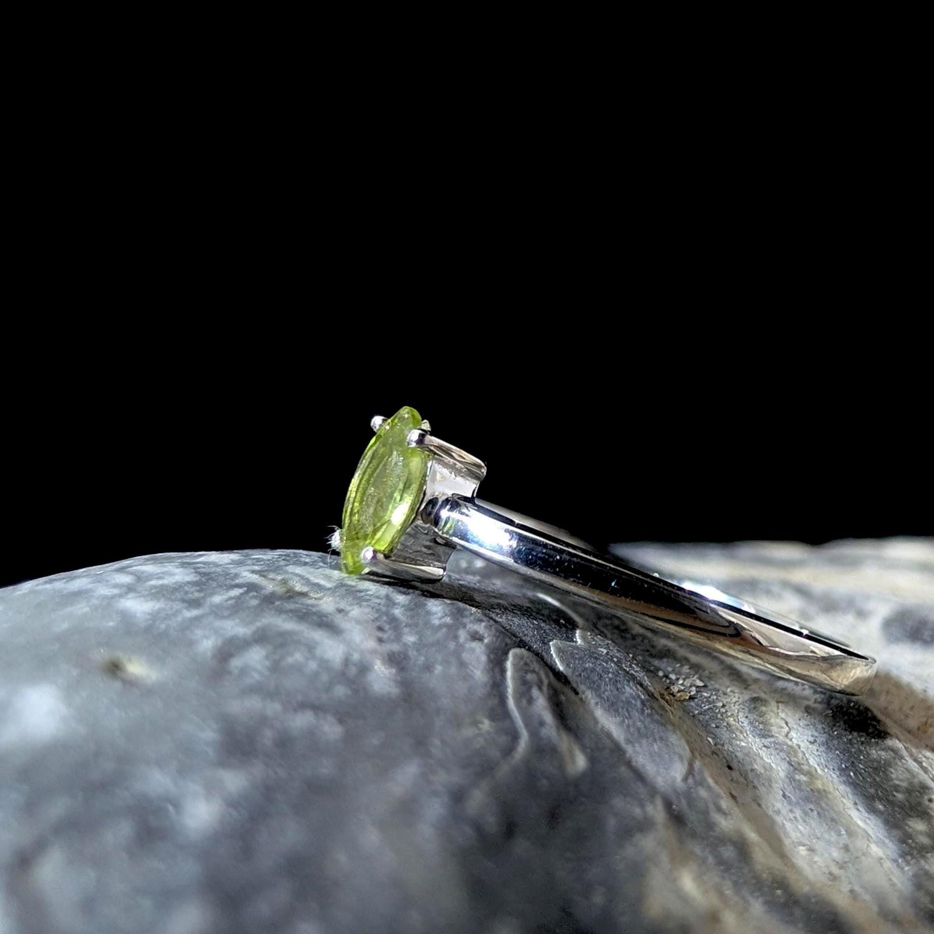 Minimalist peridot stacking ring | 925 Sterling Silver