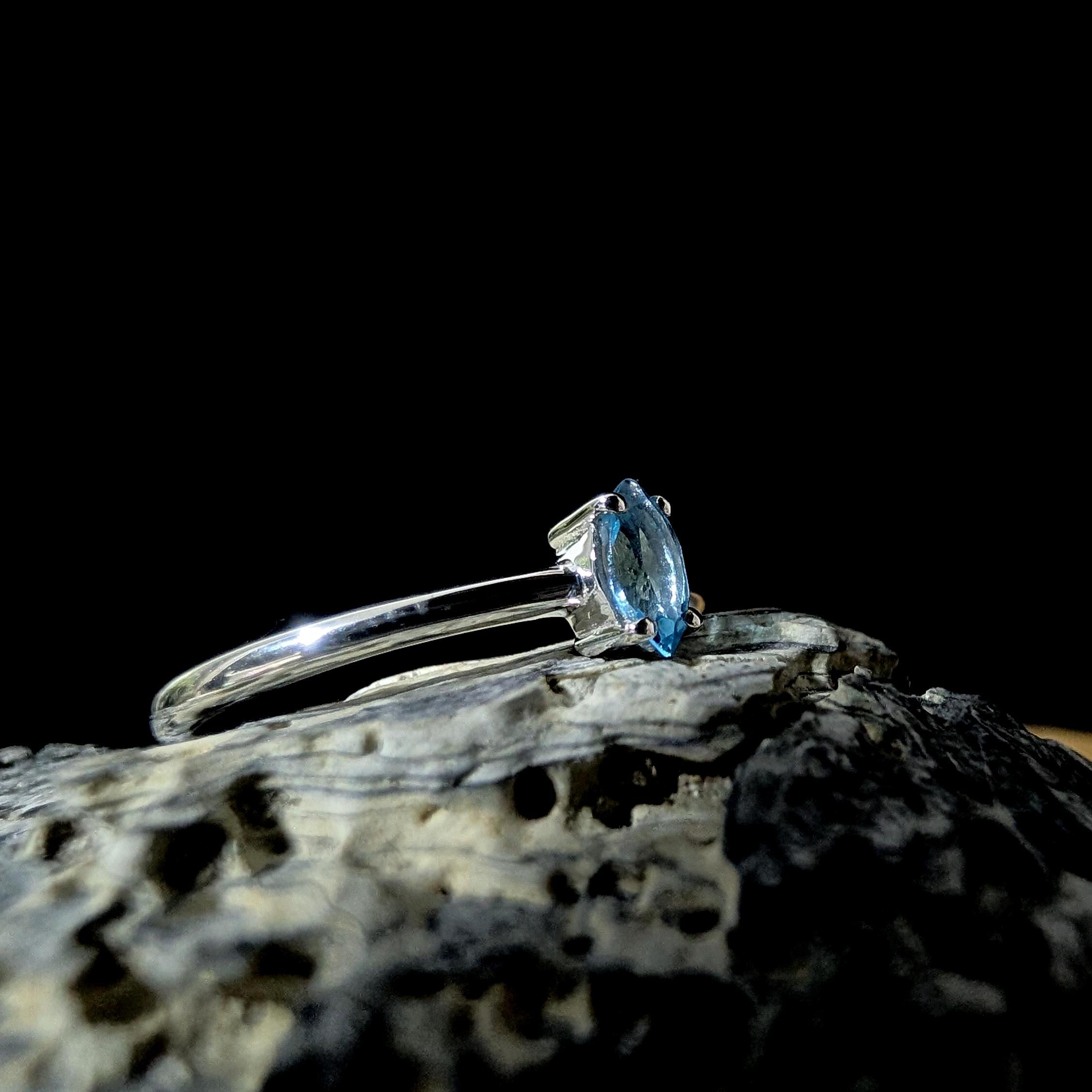 Minimalist natural blue topaz ring | 925 Sterling Silver