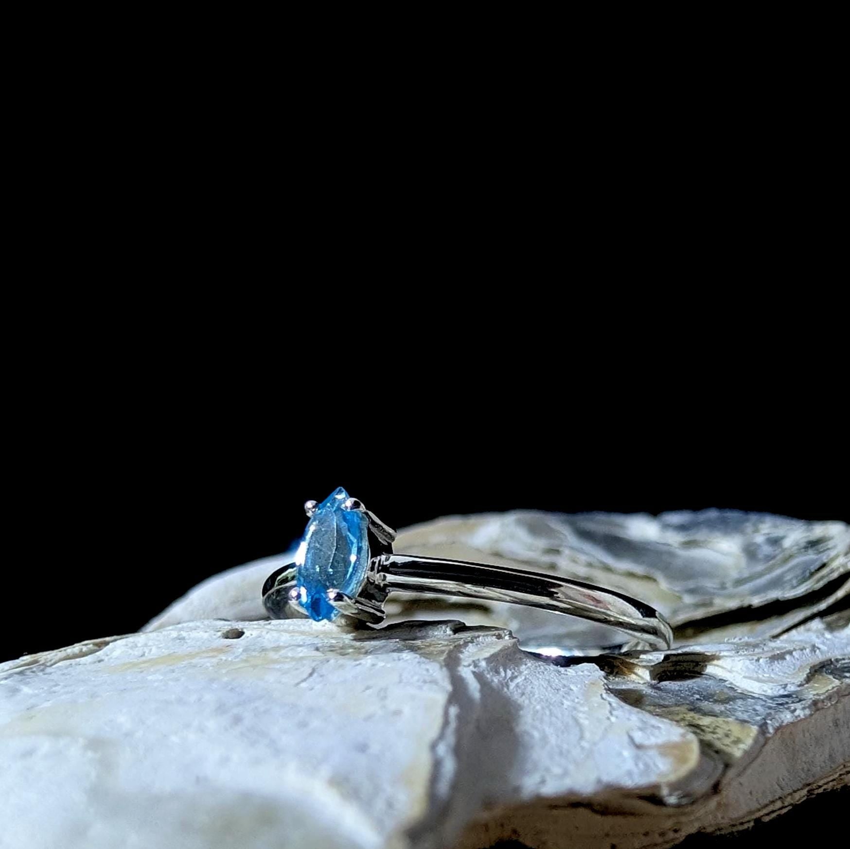 Minimalist natural blue topaz ring | 925 Sterling Silver