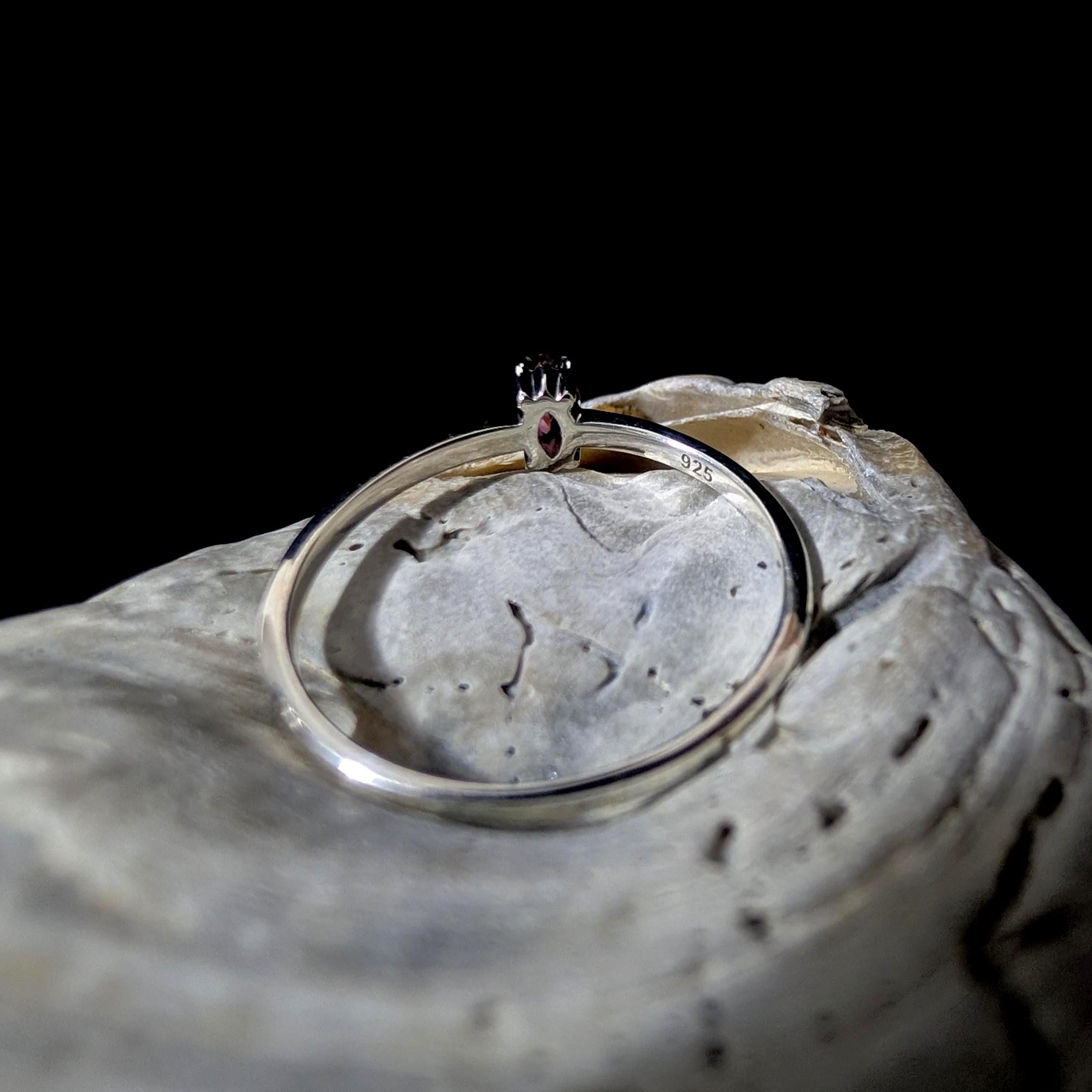 Minimalist rhodolite garnet ring | 925 Sterling Silver