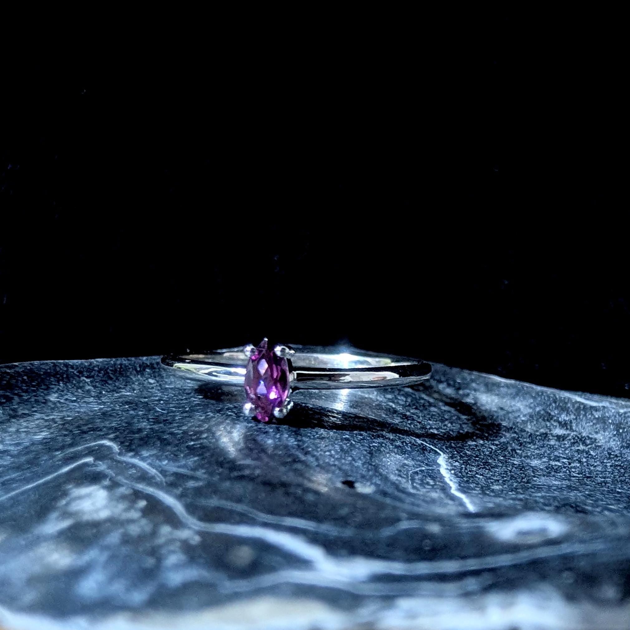 Minimalist rhodolite garnet ring | 925 Sterling Silver