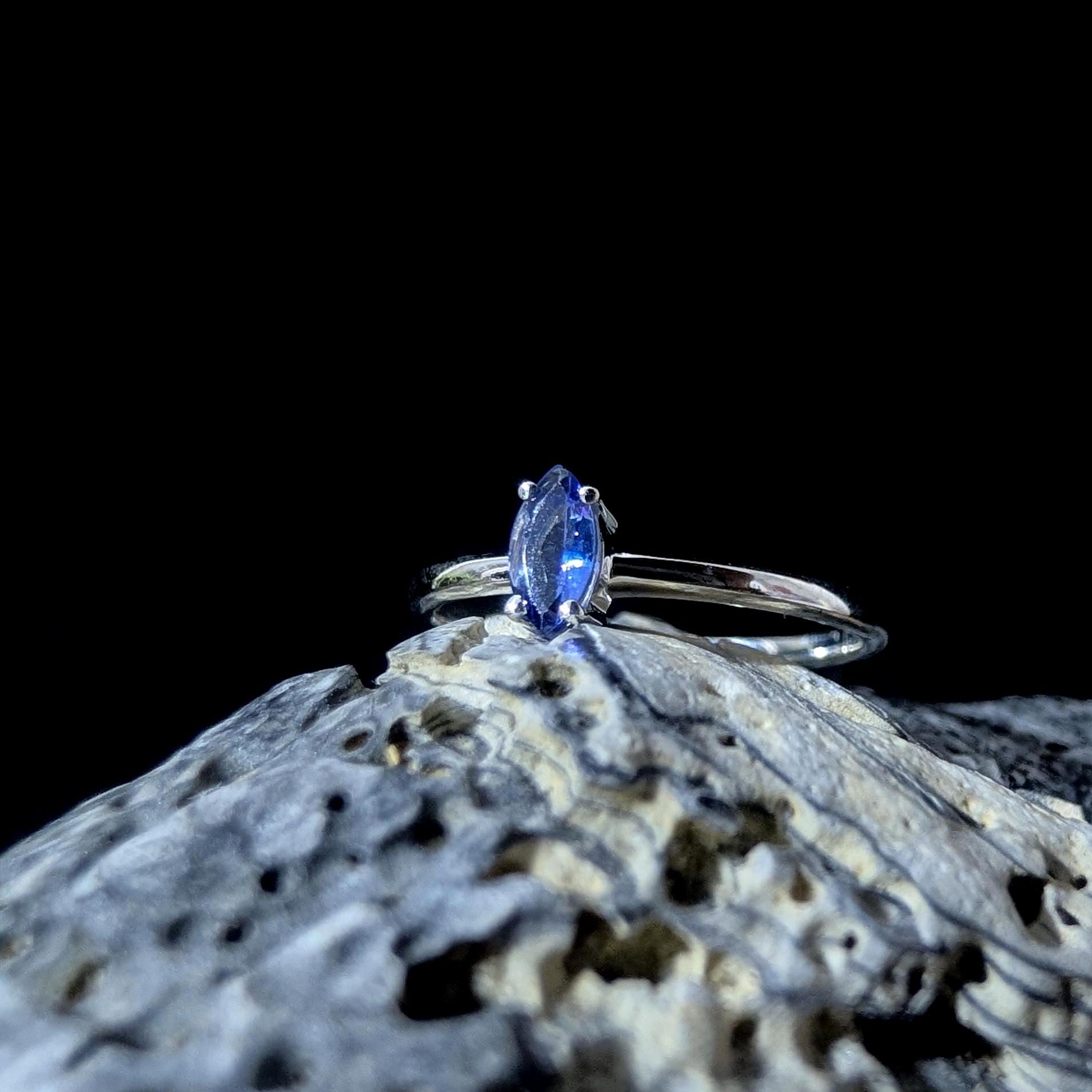 Minimalist natural tanzanite ring | 925 Sterling Silver
