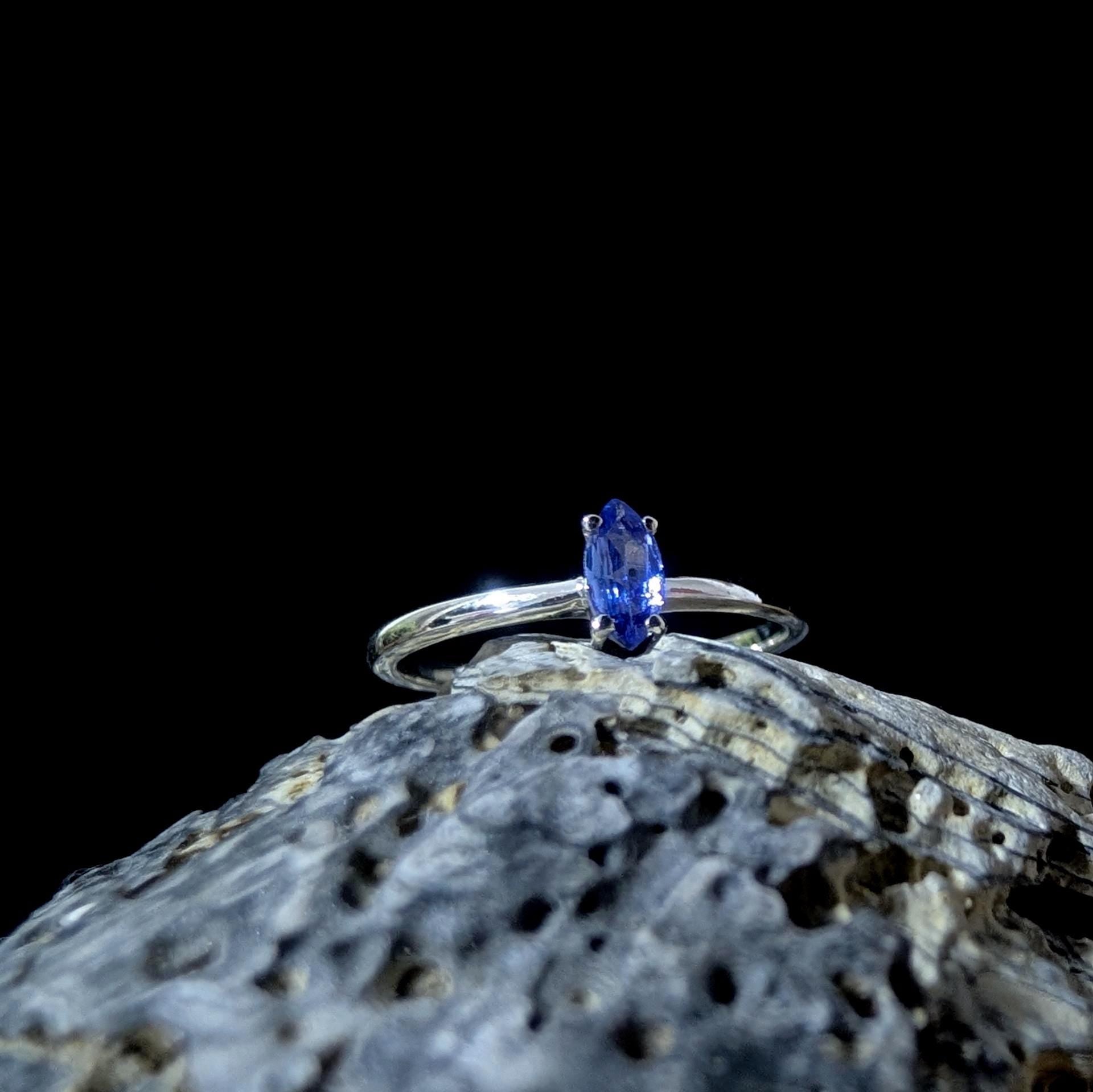 Minimalist natural tanzanite ring | 925 Sterling Silver