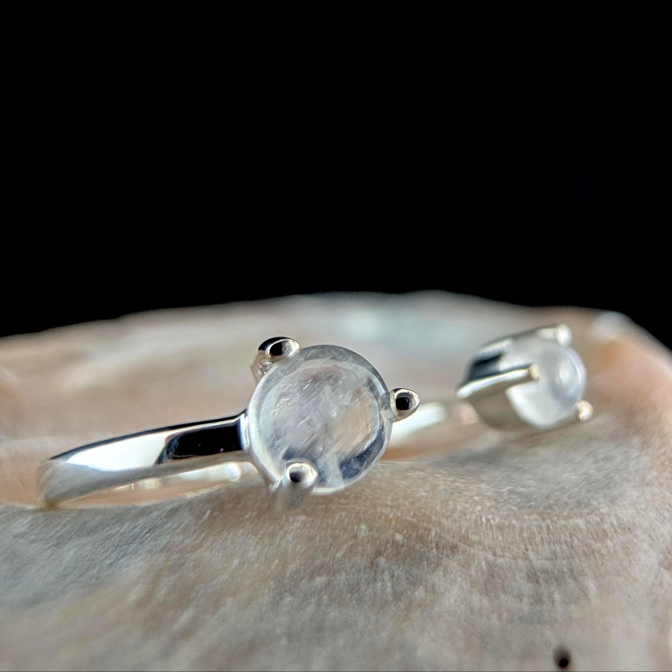 Dainty rainbow moonstone ring | 925 Sterling Silver