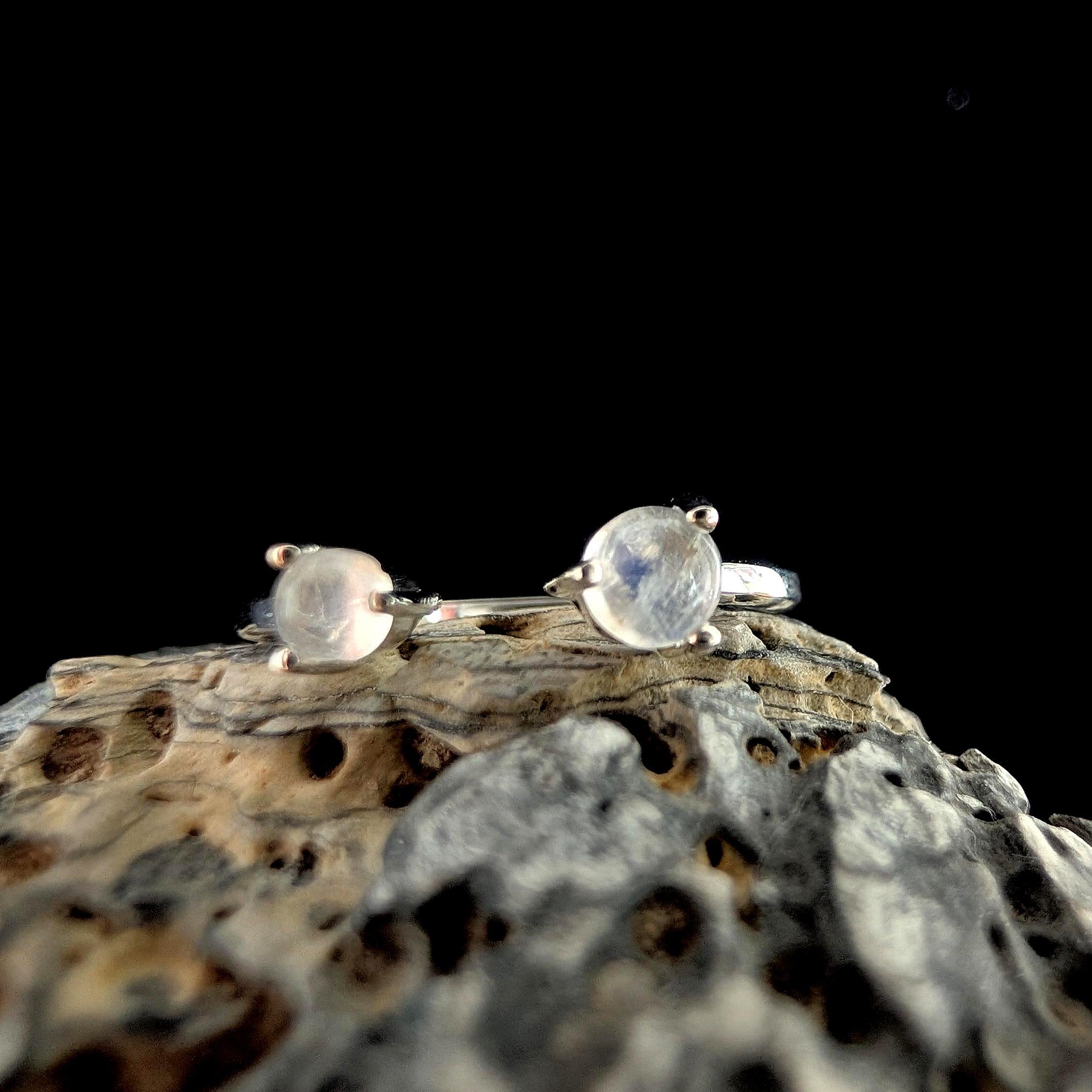 Dainty rainbow moonstone ring | 925 Sterling Silver